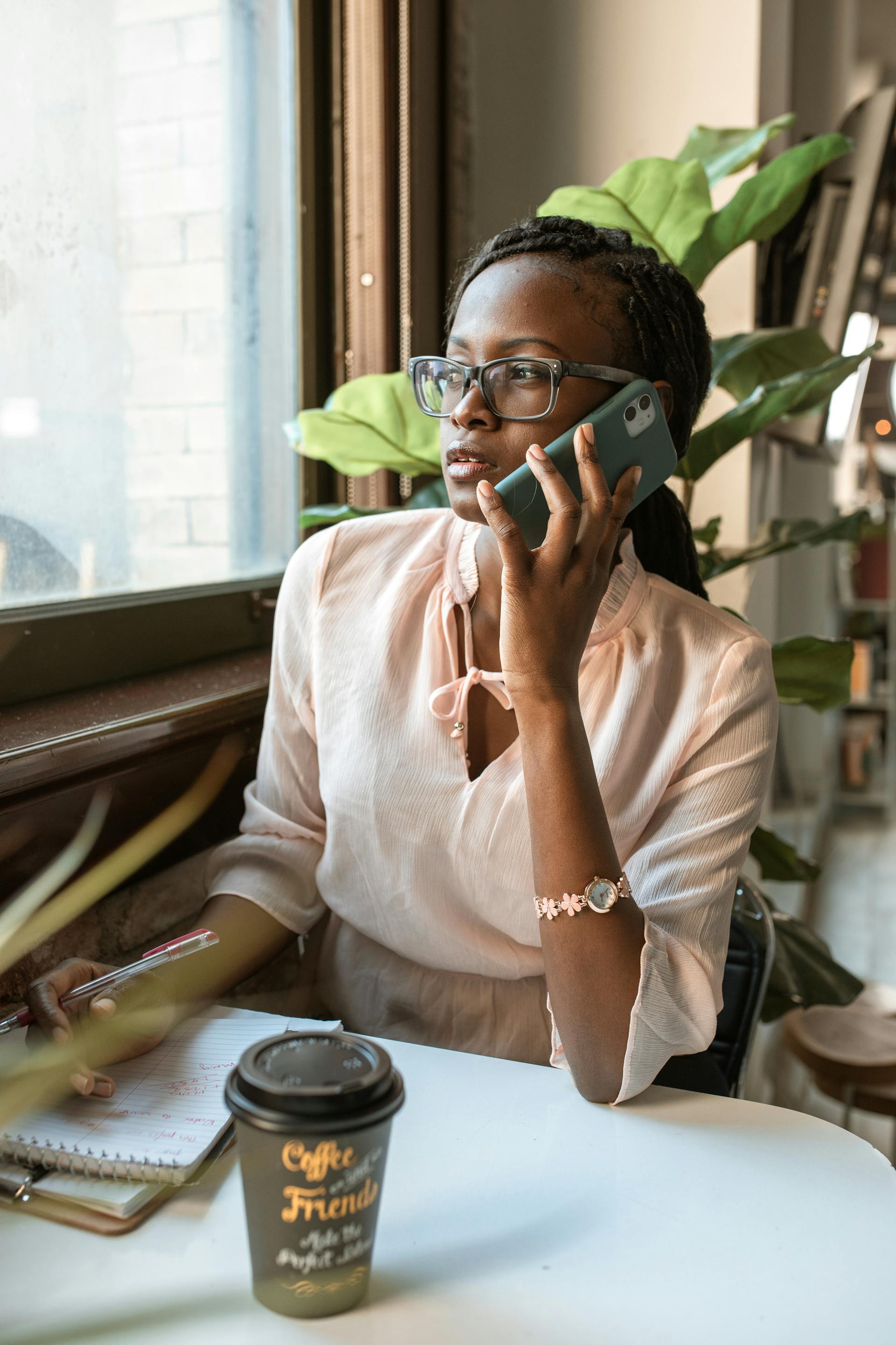 Eine Frau bei einem Telefonat | Quelle: Pexels