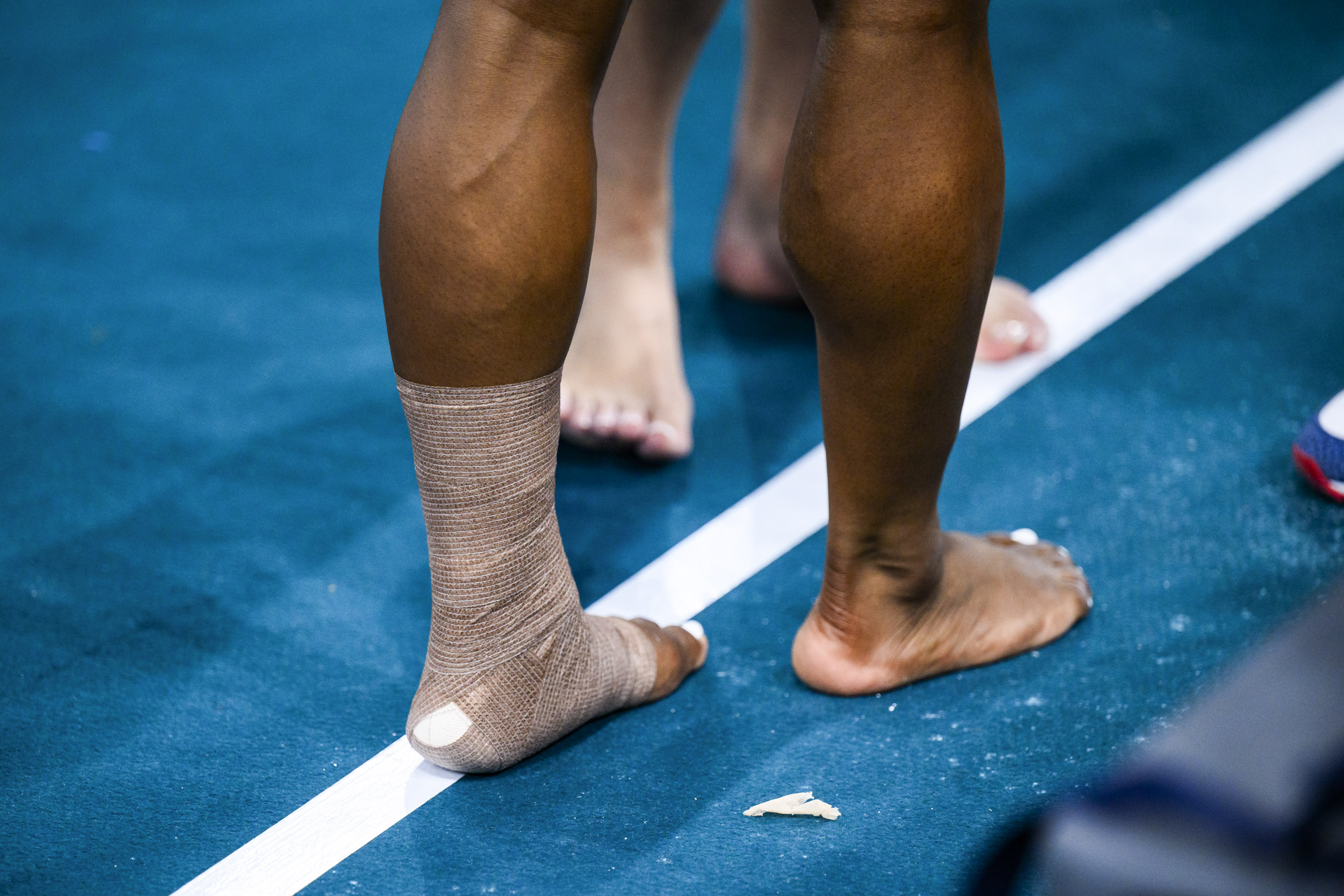 Eine Nahaufnahme von Simone Biles' bandagiertem Knöchel und Wade während der Qualifikation im Kunstturnen der Frauen in Paris, Frankreich am 28. Juli 2024 | Quelle: Getty Images