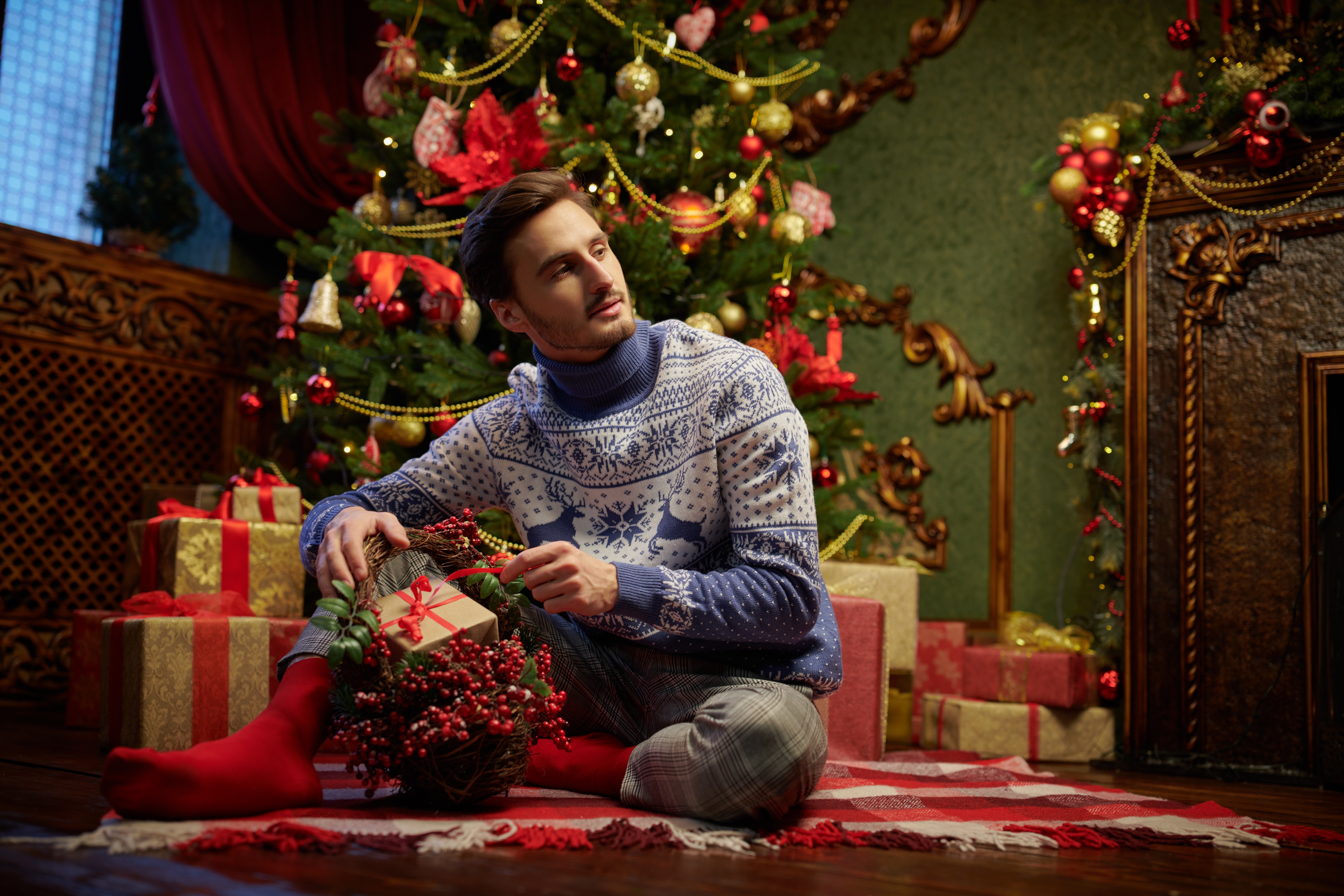 Ein Junge öffnet ein Weihnachtsgeschenk | Quelle: Shuttertsock