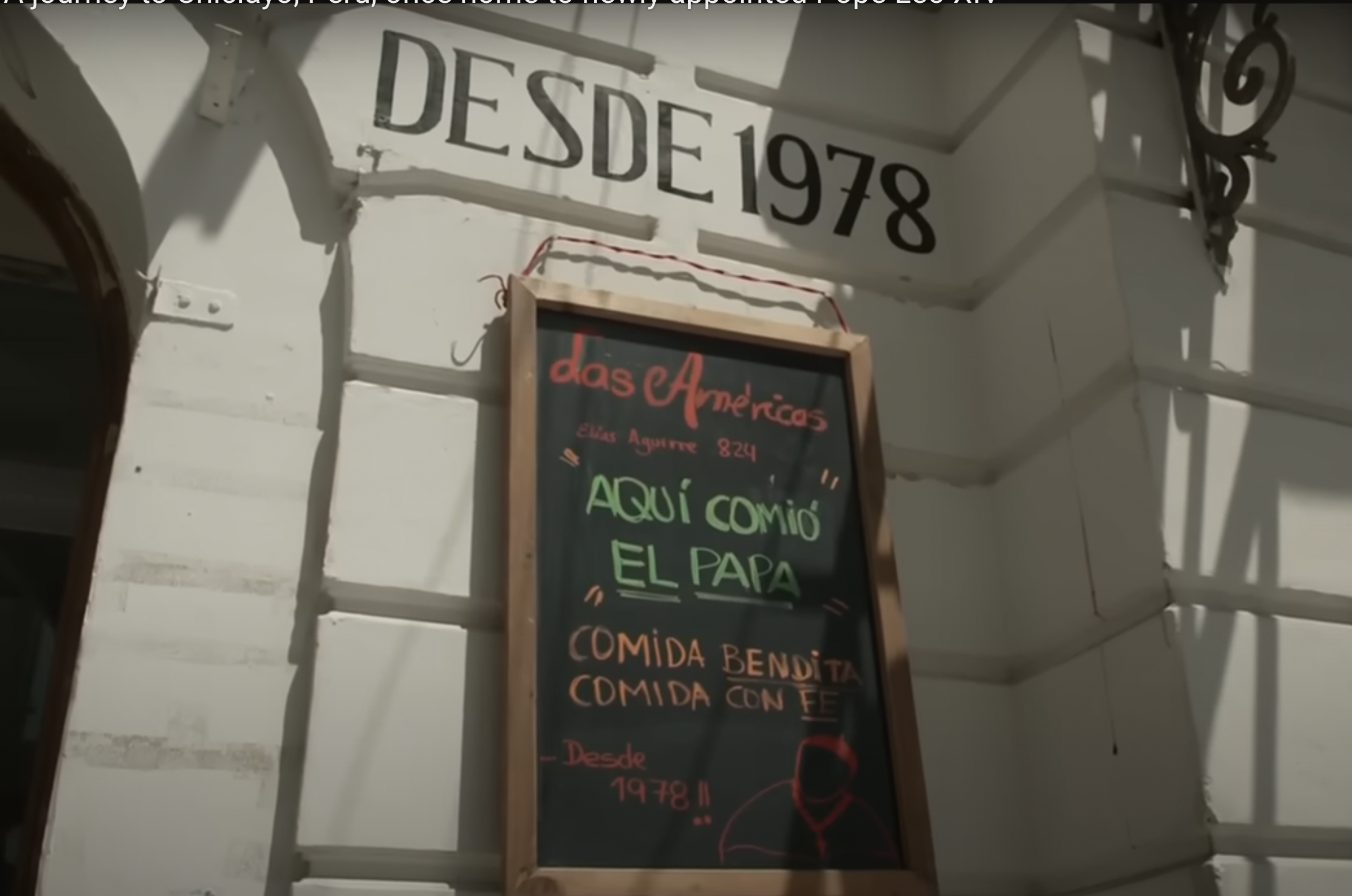 Ein Screenshot einer handbeschrifteten Kreidetafel vor dem Restaurant Las Américas aus einem Video vom 13. Mai 2025. | Quelle: YouTube/ABC News