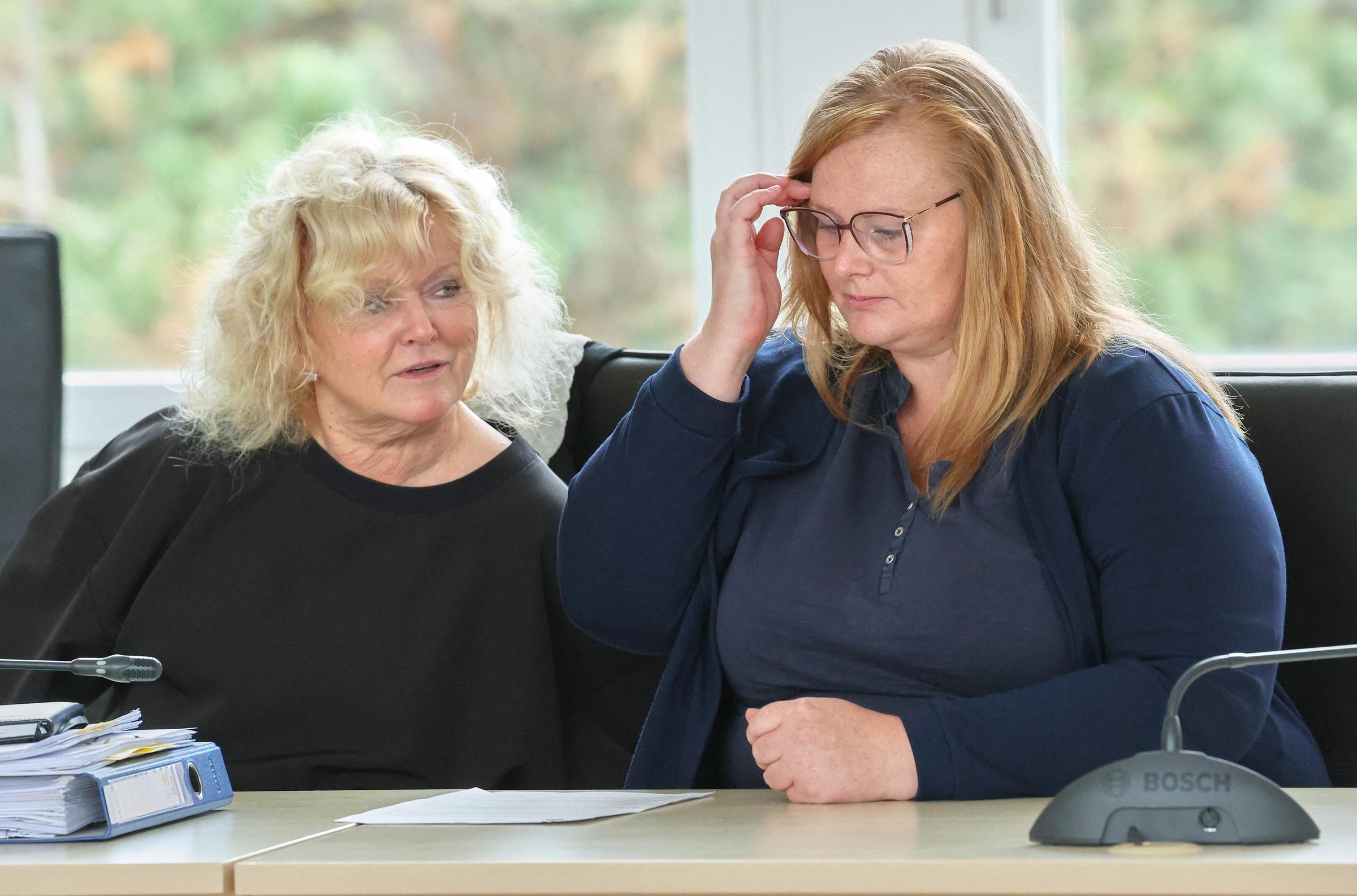 Christine Habetha (von links nach rechts), Rechtsanwältin und Dorina L., die Mutter von Fabian am 10. September 2026 | Quelle: Getty Images