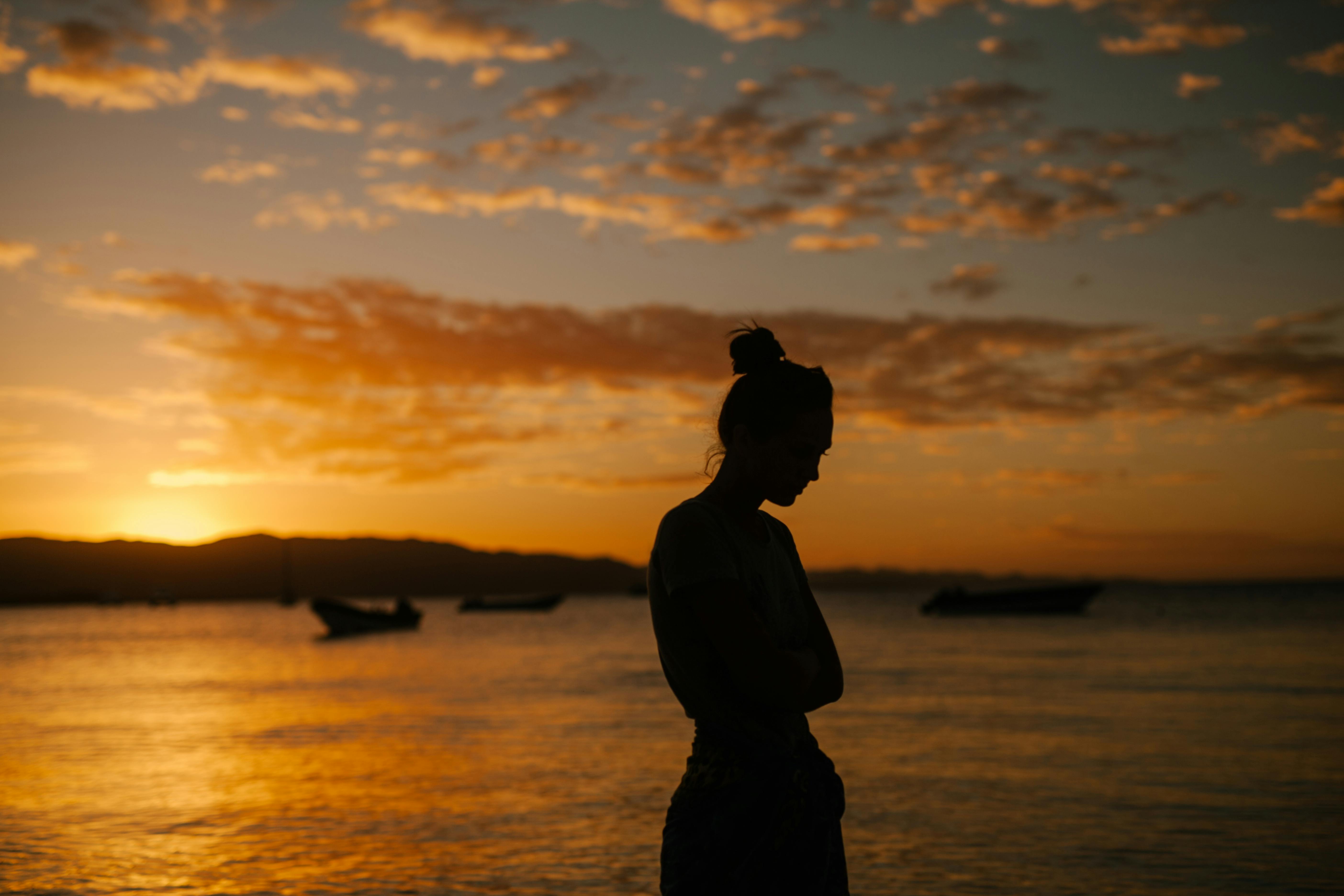 Ein Schatten einer traurigen Frau am Strand | Quelle: Pexels