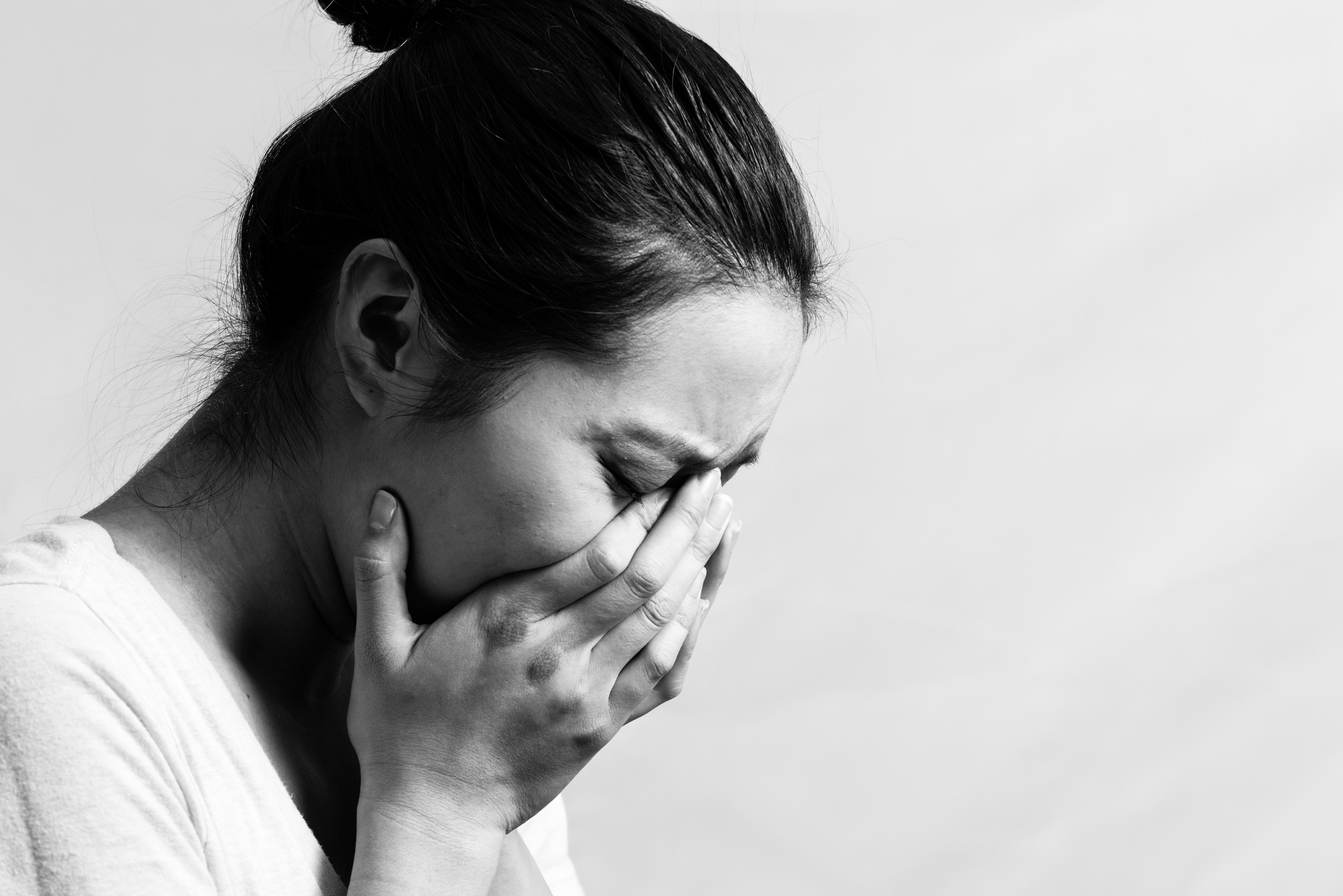 Ein Graustufenfoto von einer weinenden Frau | Quelle: Shutterstock
