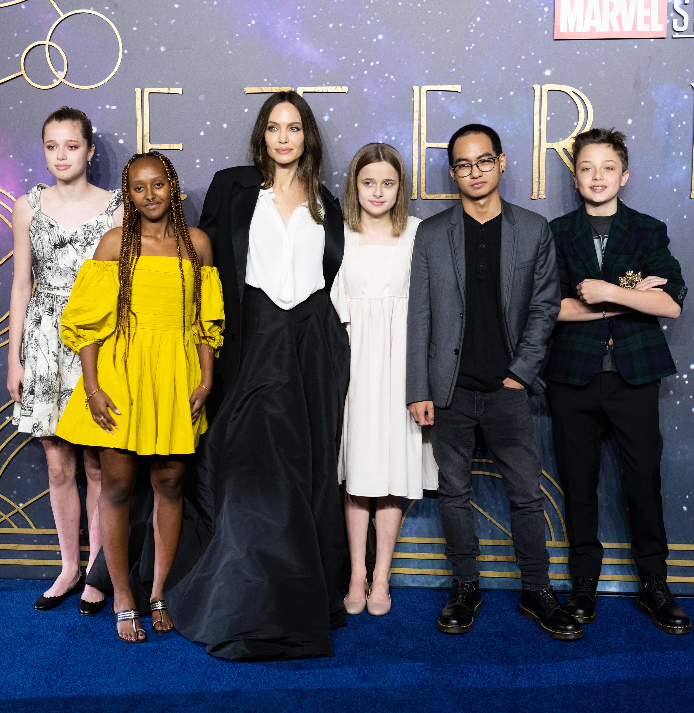 Shiloh, Zahara, Angelina und Vivienne Jolie mit Maddox und Knox Jolie-Pitt bei der britischen Premiere von "The Eternals" in London, England am 27. Oktober 2021 | Quelle: Getty Images