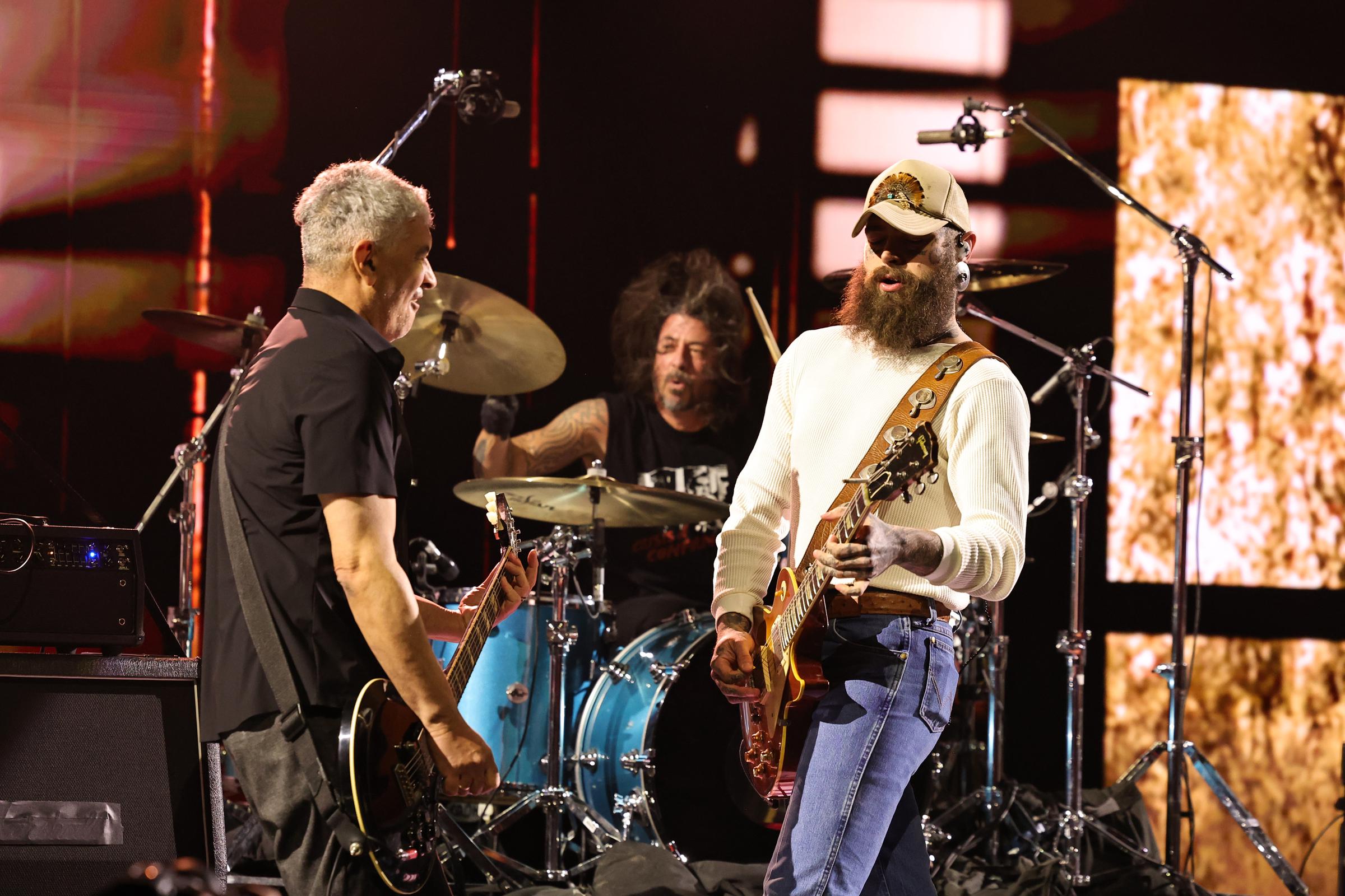 Pat Smear, Dave Grohl und Post Malone während des "SNL50: The Homecoming Concert" am 14. Februar 2025 | Quelle: Getty Images