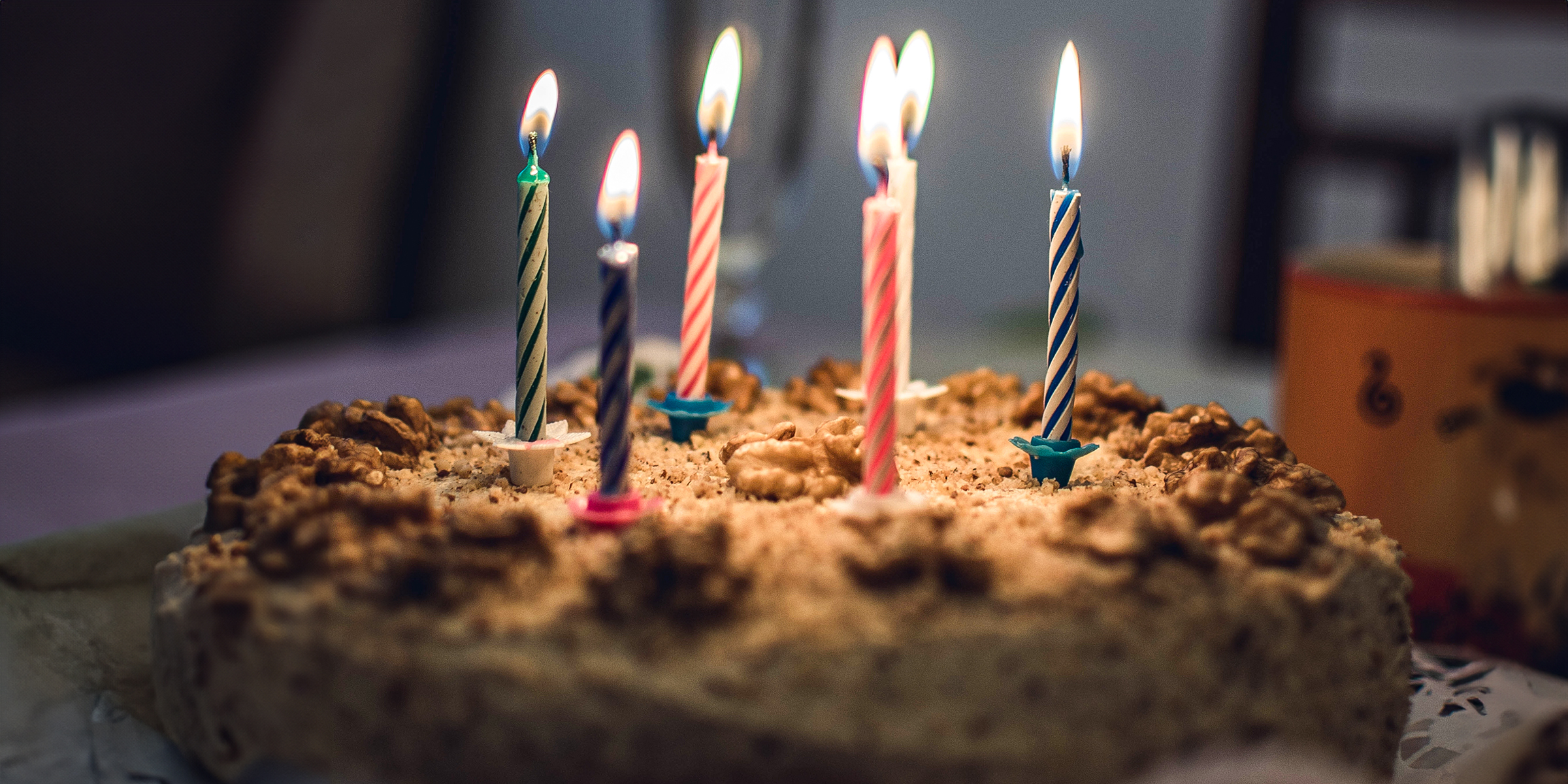 Ein Geburtstagskuchen mit Kerzen | Quelle: Shutterstock