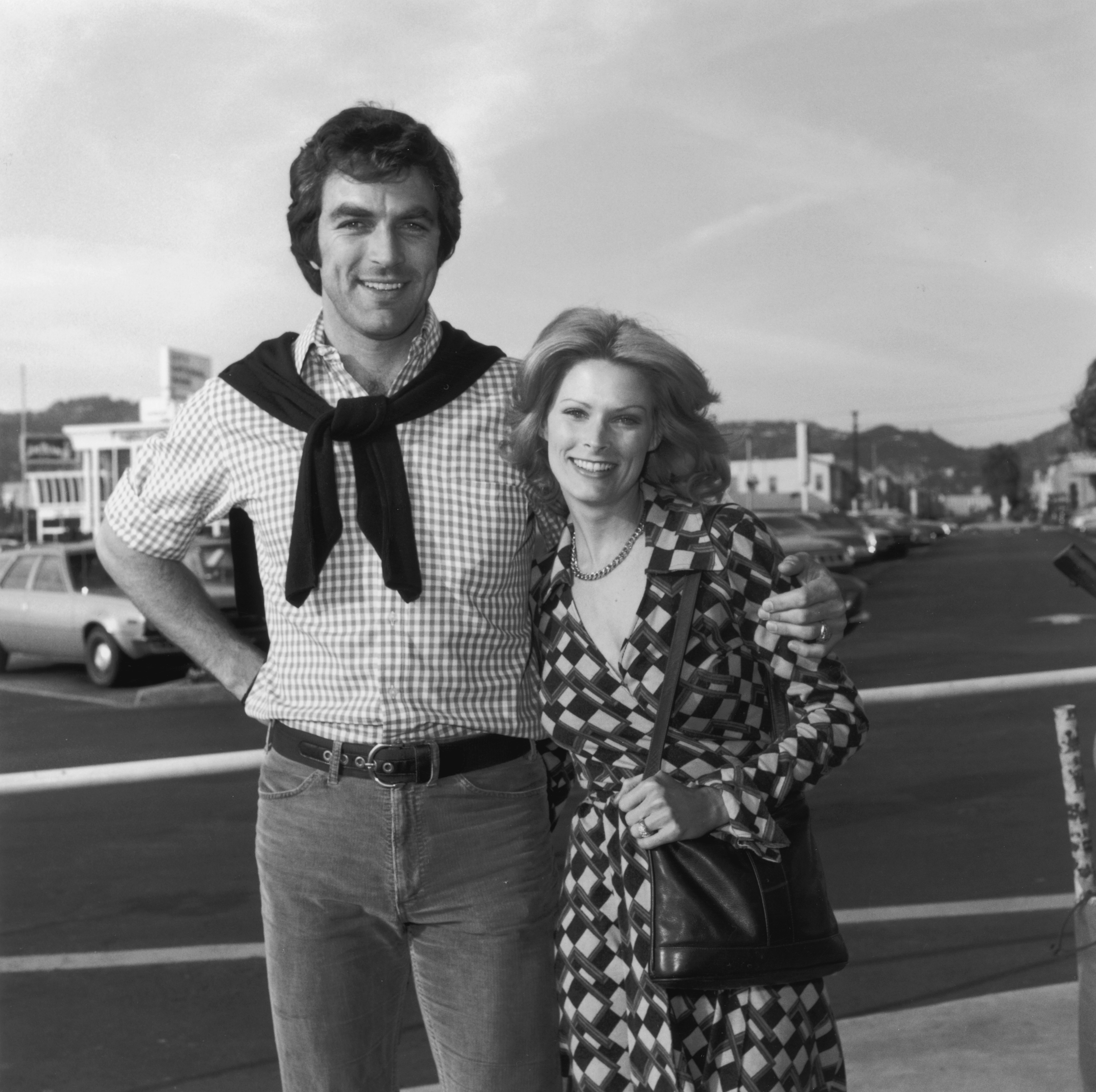 Tom Selleck und Jacquelyn Ray, aufgenommen am 1. Dezember 1974 in Los Angeles, Kalifornien. | Quelle: Getty Images