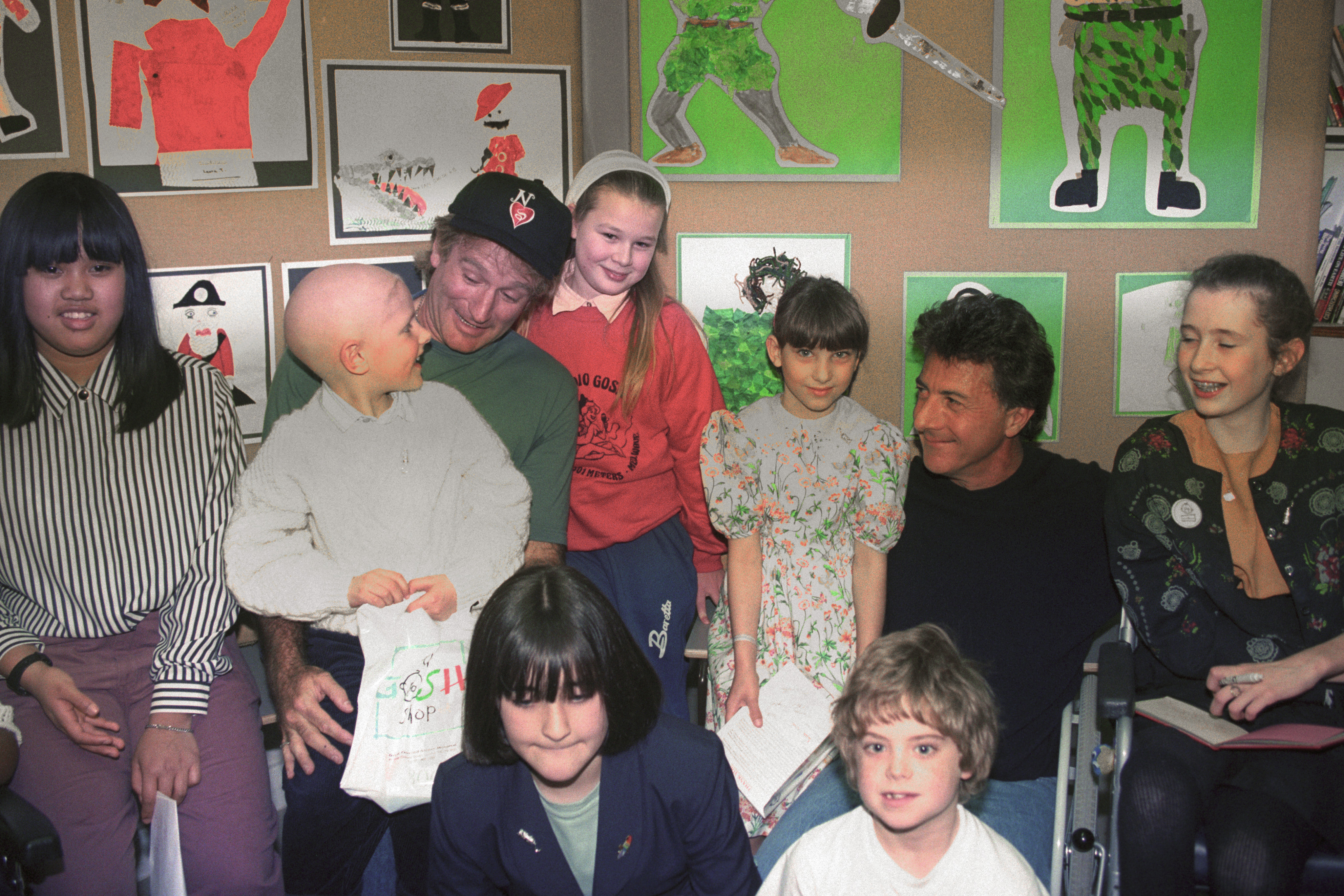 Robin Williams und Dustin Hoffman mit einigen Kindern des Great Ormond Street Children's Hospital bei ihrem Besuch am 21. Mai 1992 in London, England. | Quelle: Getty Images