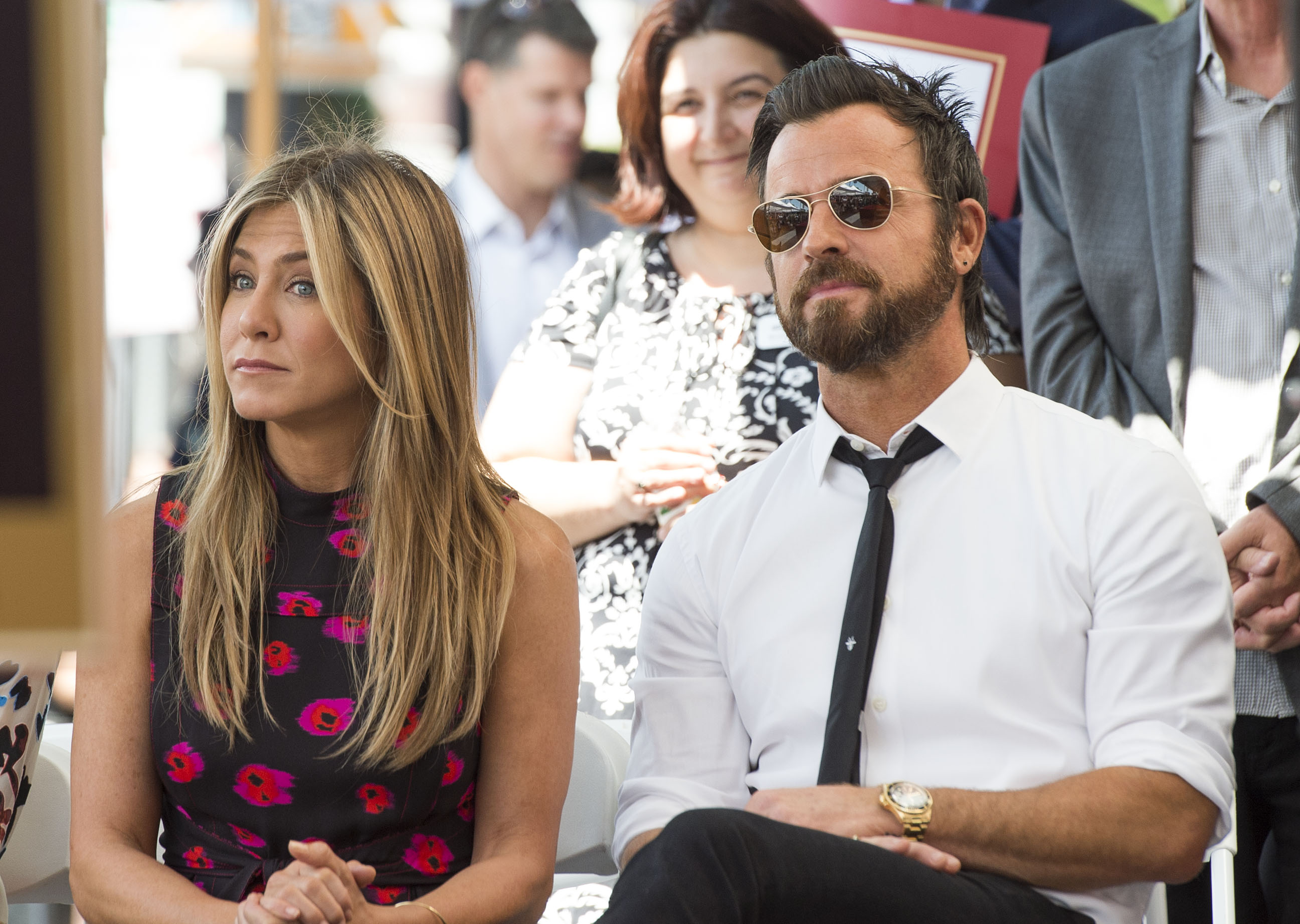 Jennifer Aniston und Justin Theroux bei der Enthüllung von Jason Batemans Stern auf dem Hollywood Walk of Fame in Hollywood, Kalifornien am 26. Juli 2017 | Quelle: Getty Images