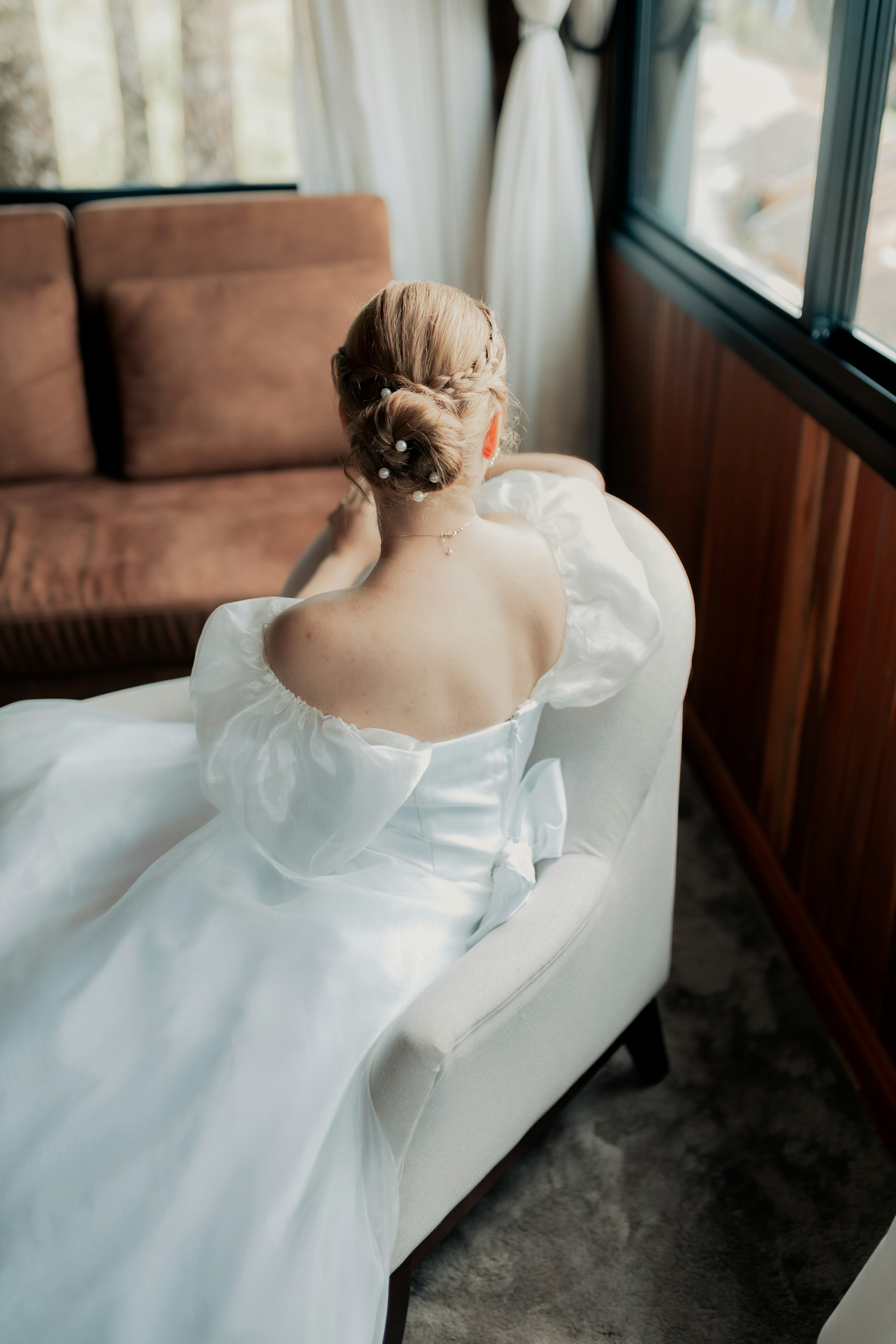 Eine Braut sitzt in einer Hochzeitssuite | Quelle: Unsplash