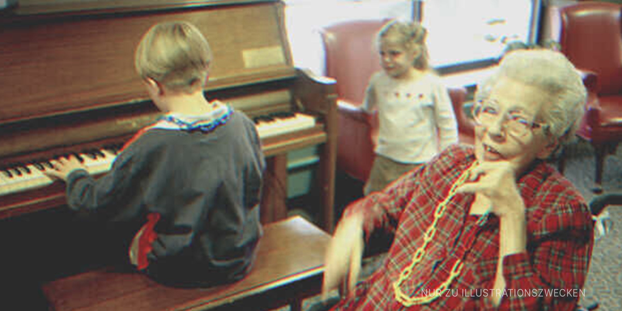 Ältere Frau neben einem Jungen, der Klavier spielt. | Quelle: Getty Images