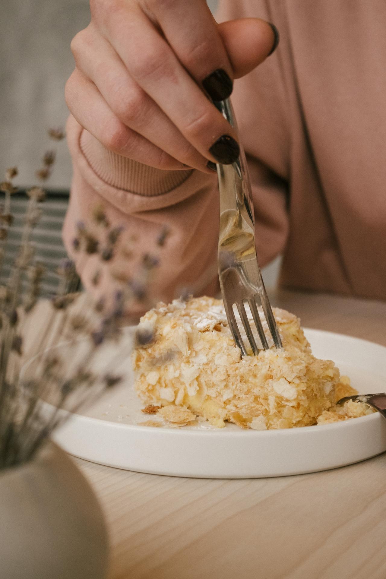 Eine Frau isst ein Gebäck | Quelle: Pexels