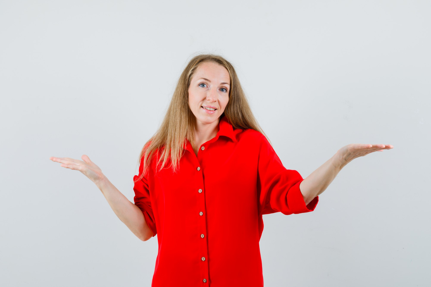 Eine reife Frau zuckt mit den Schultern | Quelle: Freepik