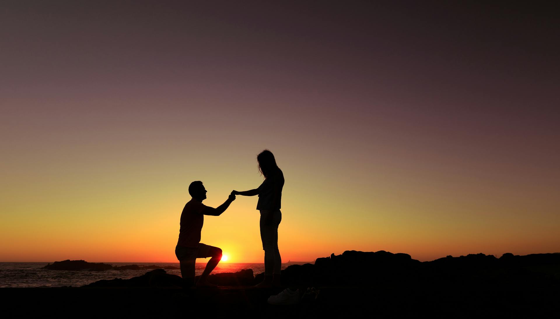 Ein Mann macht seiner Freundin einen Heiratsantrag | Quelle: Pexels