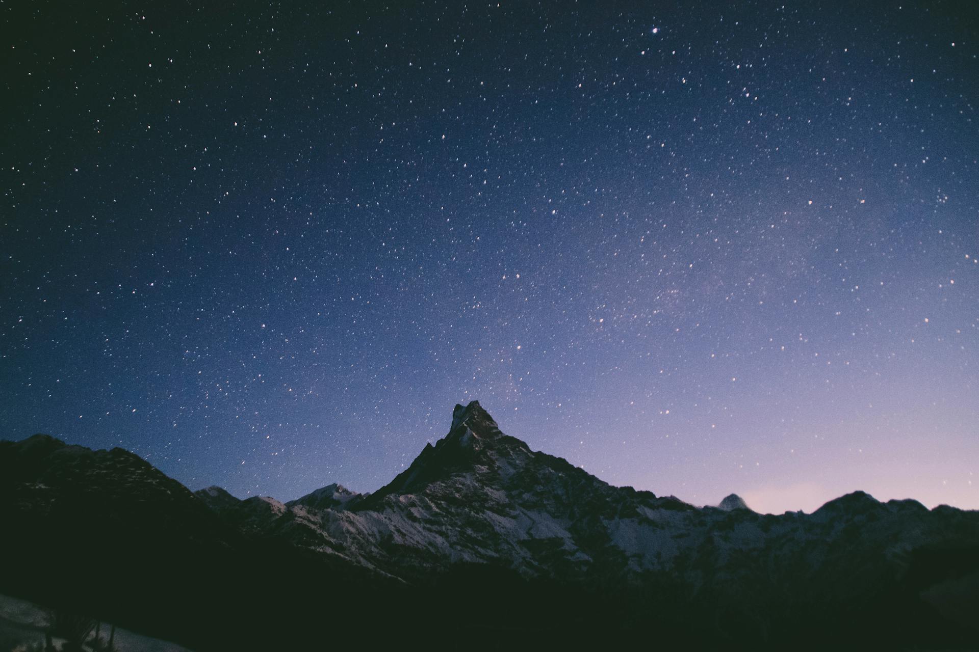 Ein Berg bei Nacht | Quelle: Pexels