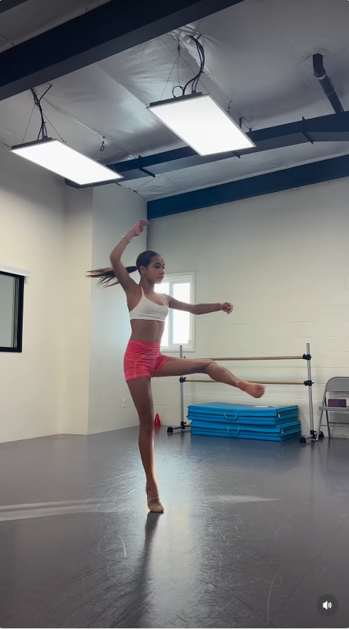Fiona Lowe führt im Studio eine Tanzchoreografie vor; das Bild zeigt sie mitten in der Bewegung, mit ausgestrecktem Bein und in der für die Choreografie typischen Armhaltung. | Quelle: Instagram/fiona.lowe.dances