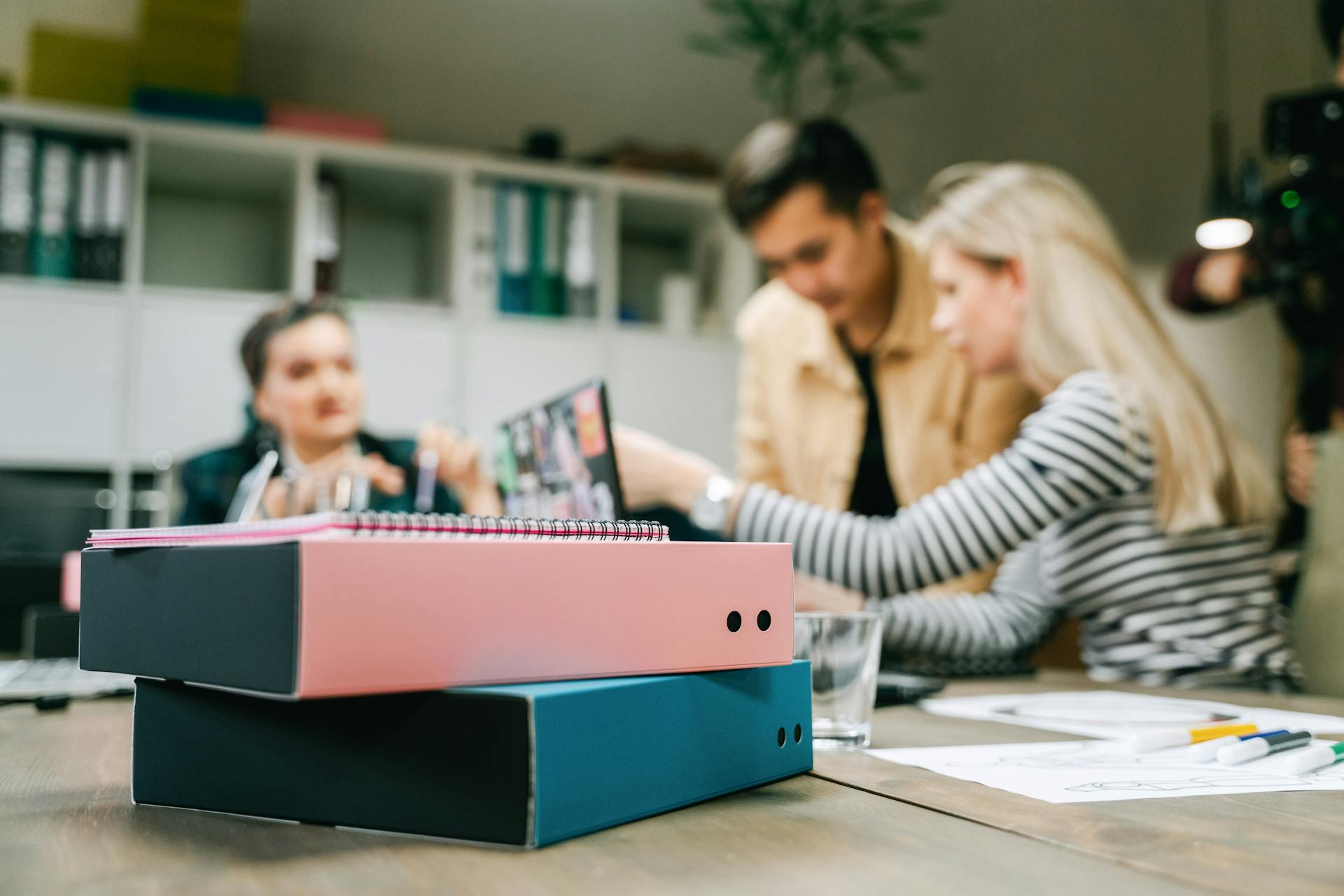 Eine Gruppe von Menschen bei einer Diskussion in einem Büro | Quelle: Pexels