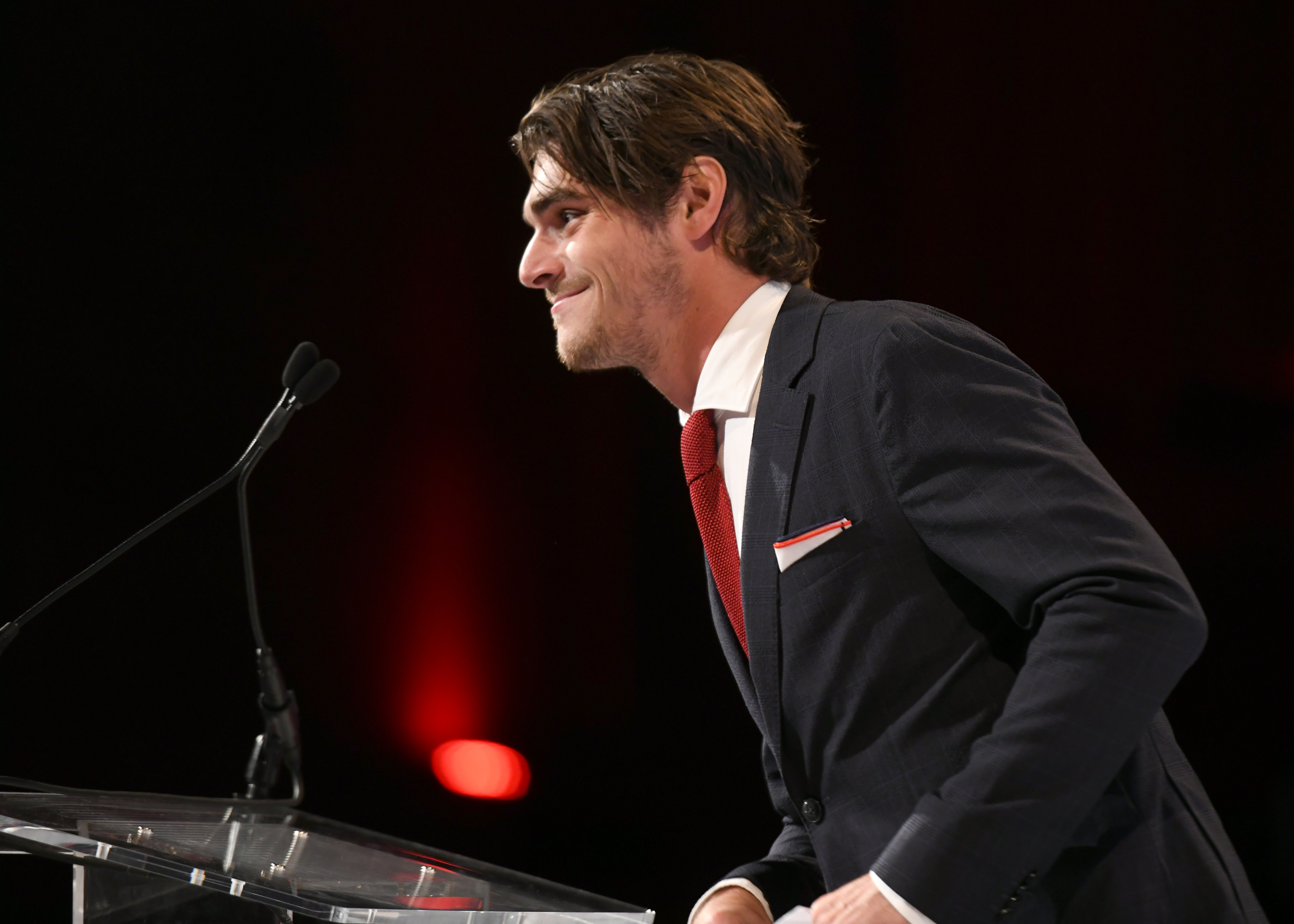 RJ Mitte moderiert am 5. September 2018 in New York City die „Fashion Revolution“-Veranstaltung der Runway of Dreams Foundation. Sein Engagement für wohltätige Organisationen ging über Hollywood hinaus und umfasste auch die Unterstützung von Kunst- und Gemeinschaftsprojekten in Brownsville, Texas. | Quelle: Getty Images
