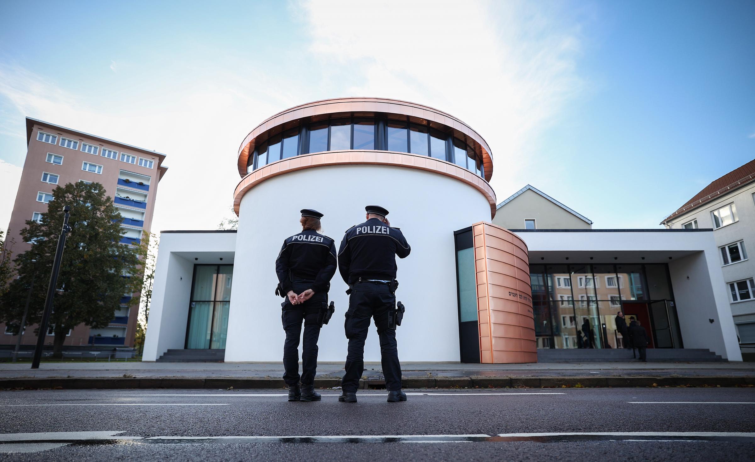 Zwei Polizeibeamte stehen vor der Weill-Synagoge | Quelle: Getty Images