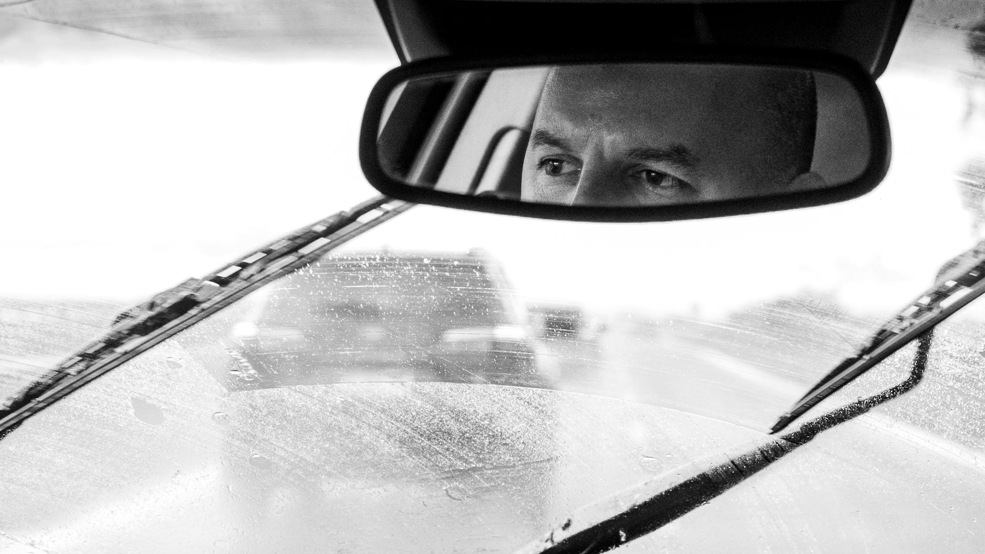 Reflexion der Augen eines Mannes im Rückspiegel | Quelle: Pexels