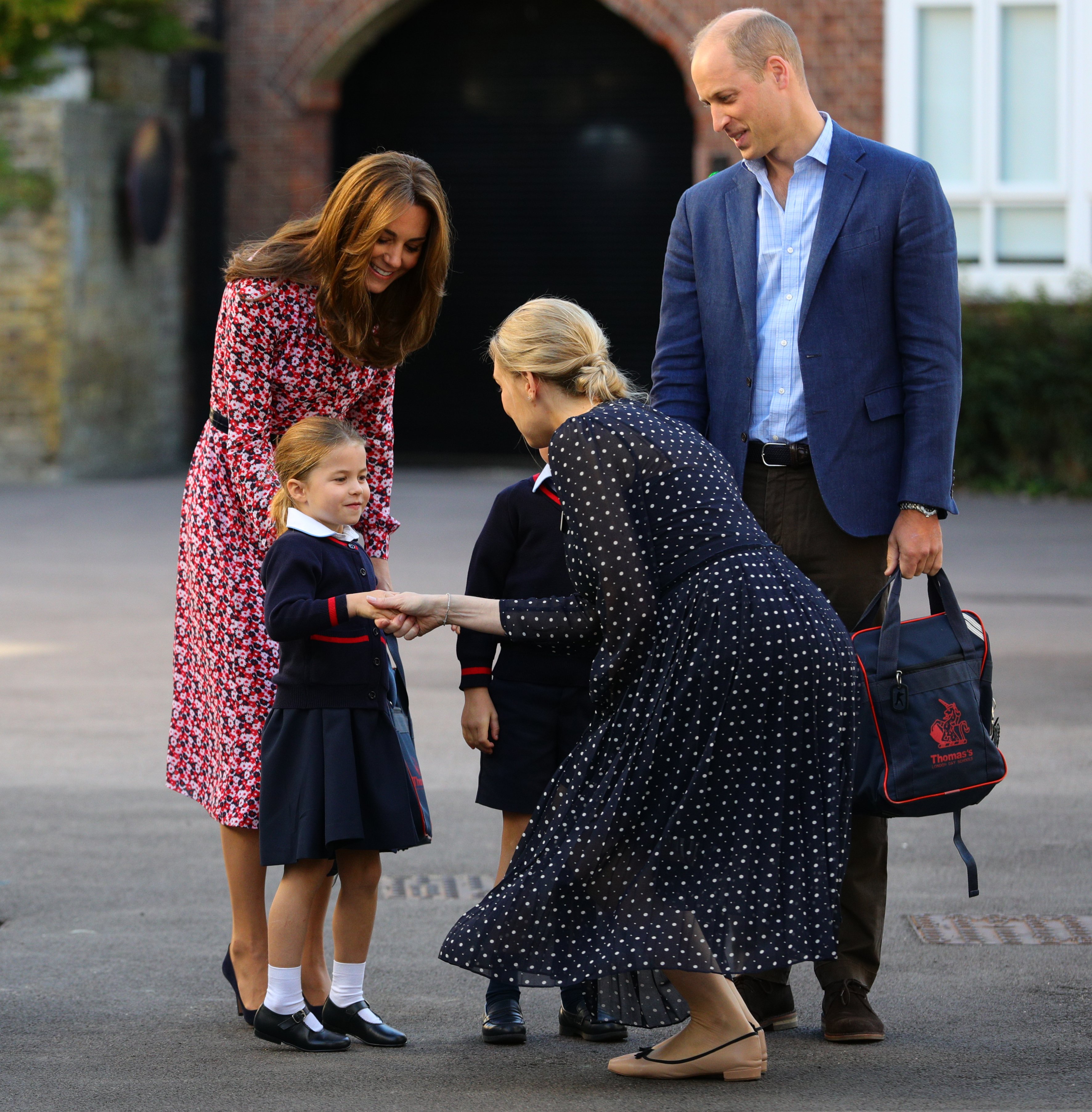 Helen Haslem begrüßt Prinzessin Charlotte und ihre Eltern Kate Middleton und Prinz William am 5. September 2019 in Thomas's Battersea in London, als sie zu ihrem ersten Schultag ankommt. | Quelle: Getty Images