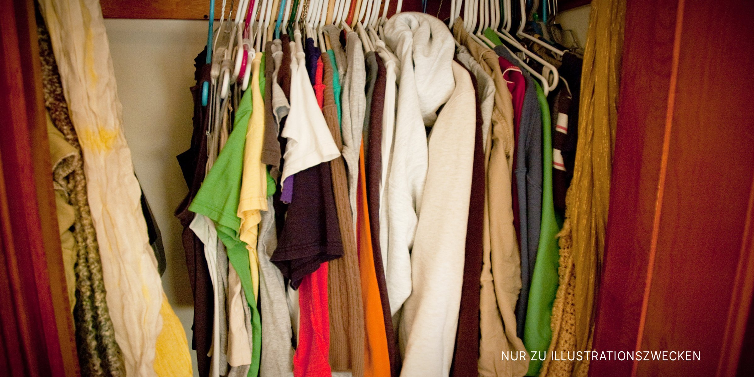 Kleider hängen in einem Schrank | Quelle: Shutterstock Flickr / reubenaingber (CC BY 2.0) Flickr / libraryrachel (CC BY 2.0)