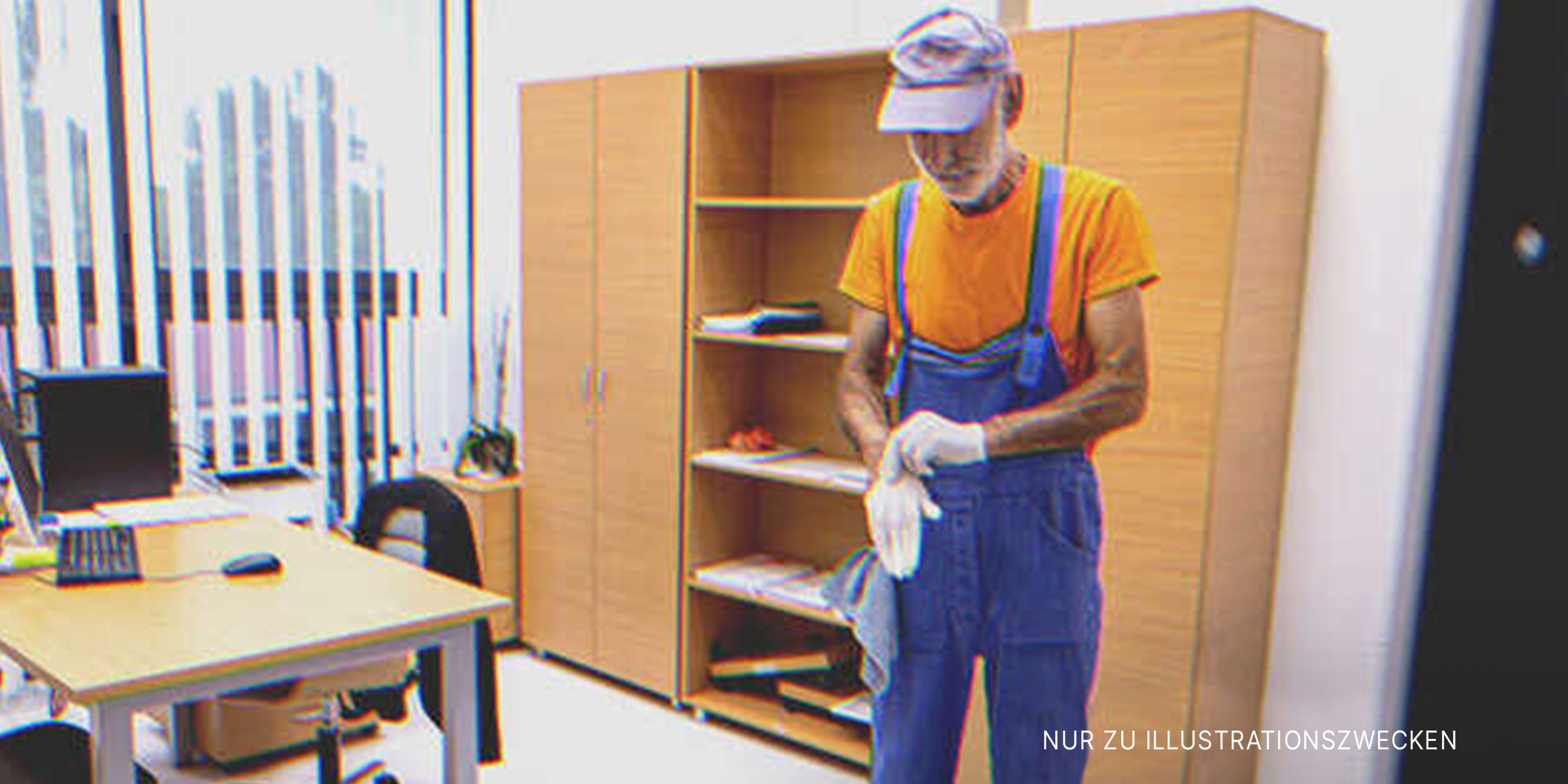 Hausmeister bereitet sich auf die Reinigung des Büros vor | Quelle: Getty Images