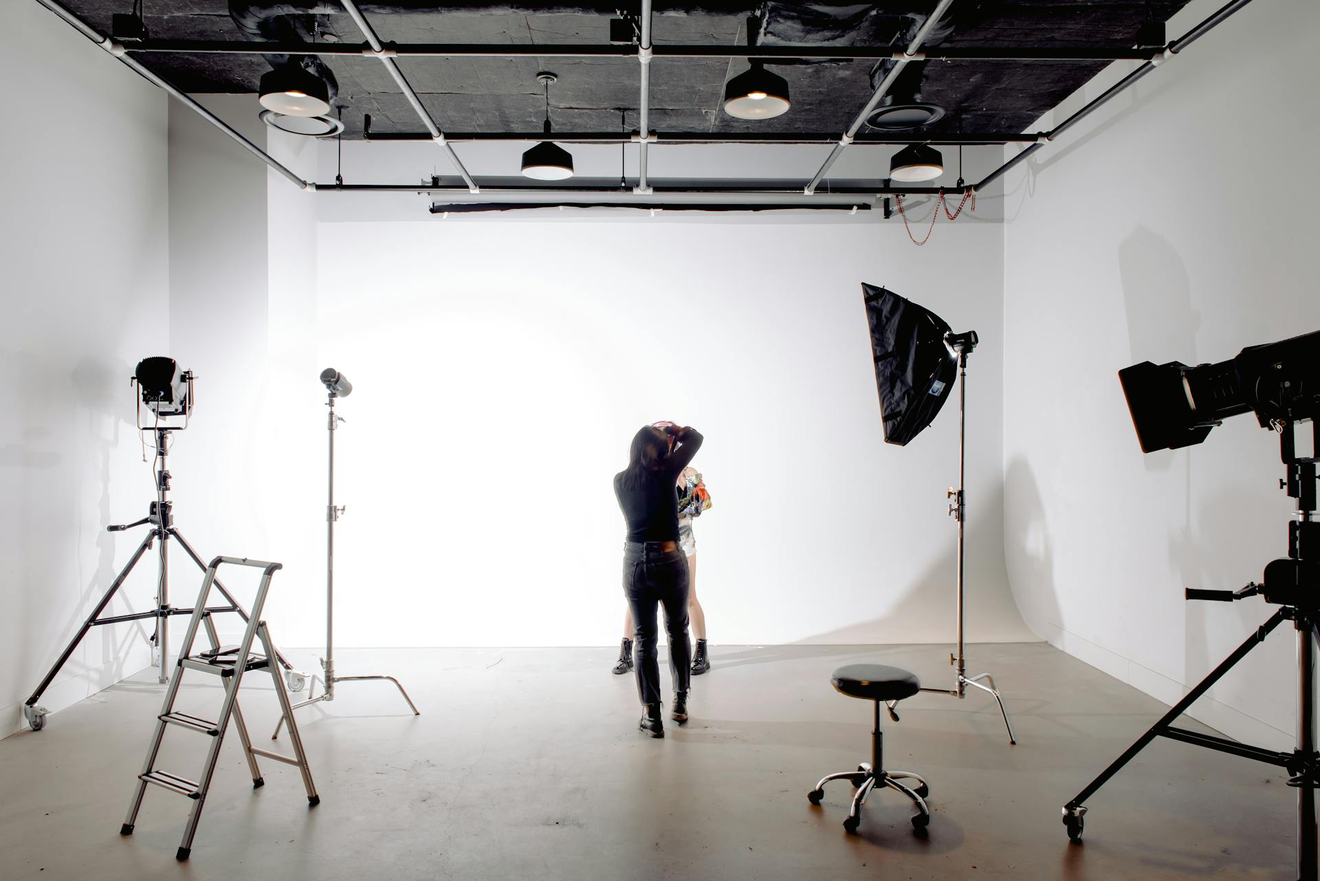 Eine professionelle Fotografin während eines Fotoshootings in ihrem Studio | Quelle: Pexels