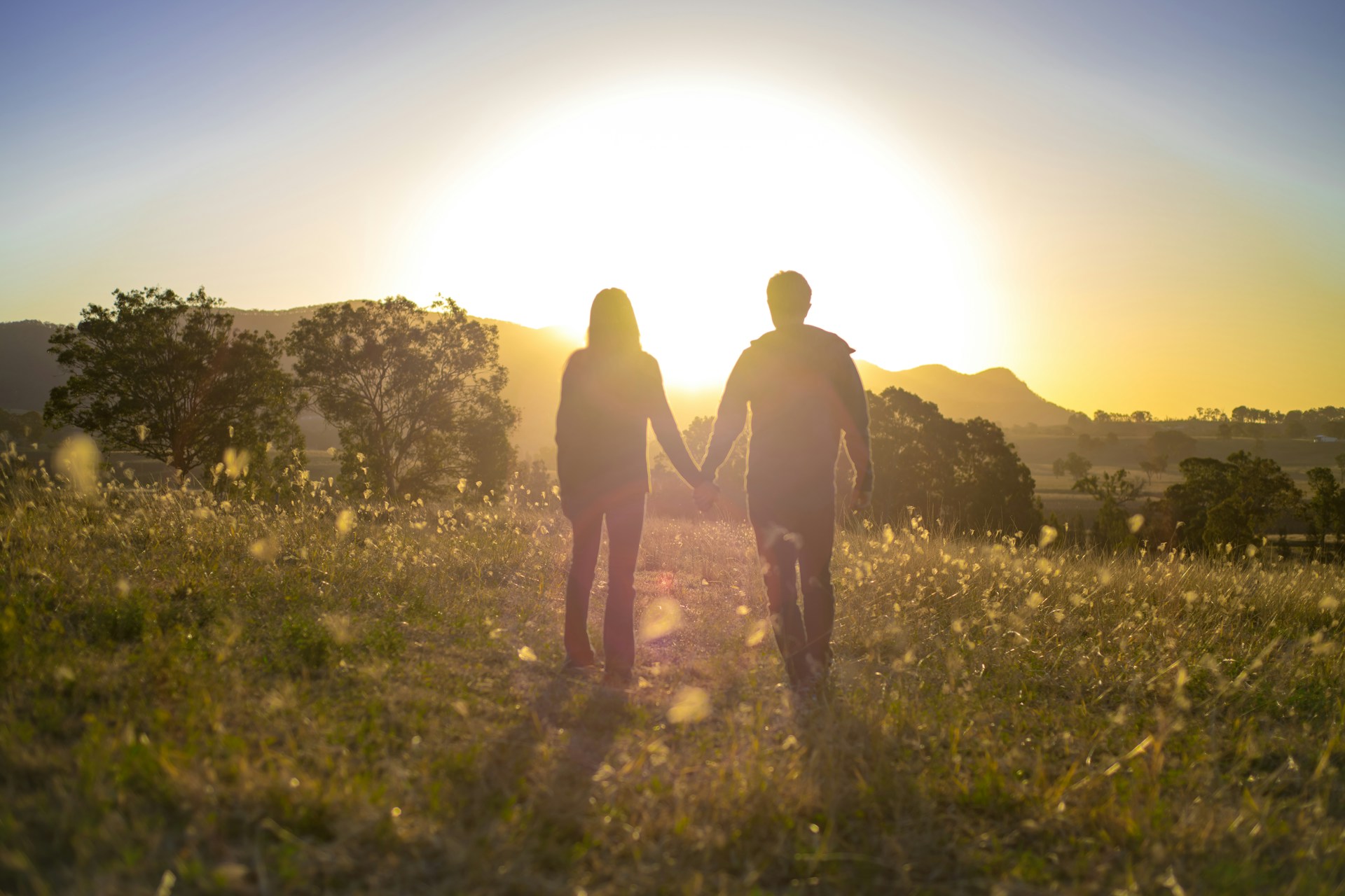 Para oglądająca zachód słońca | Źródło: Unsplash