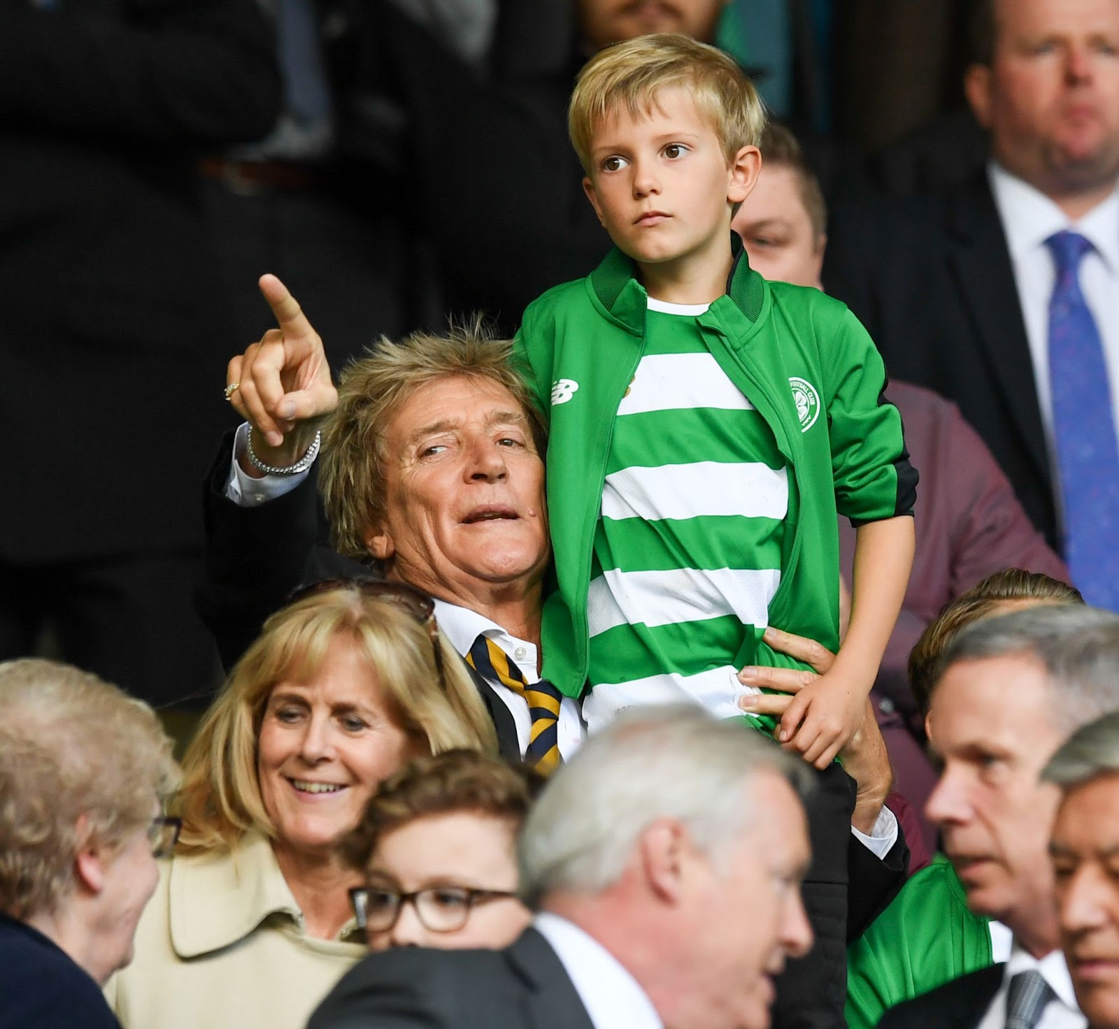 Rod und Aiden Stewart, fotografiert bei einem Fußballspiel 2017. | Quelle: Getty Images