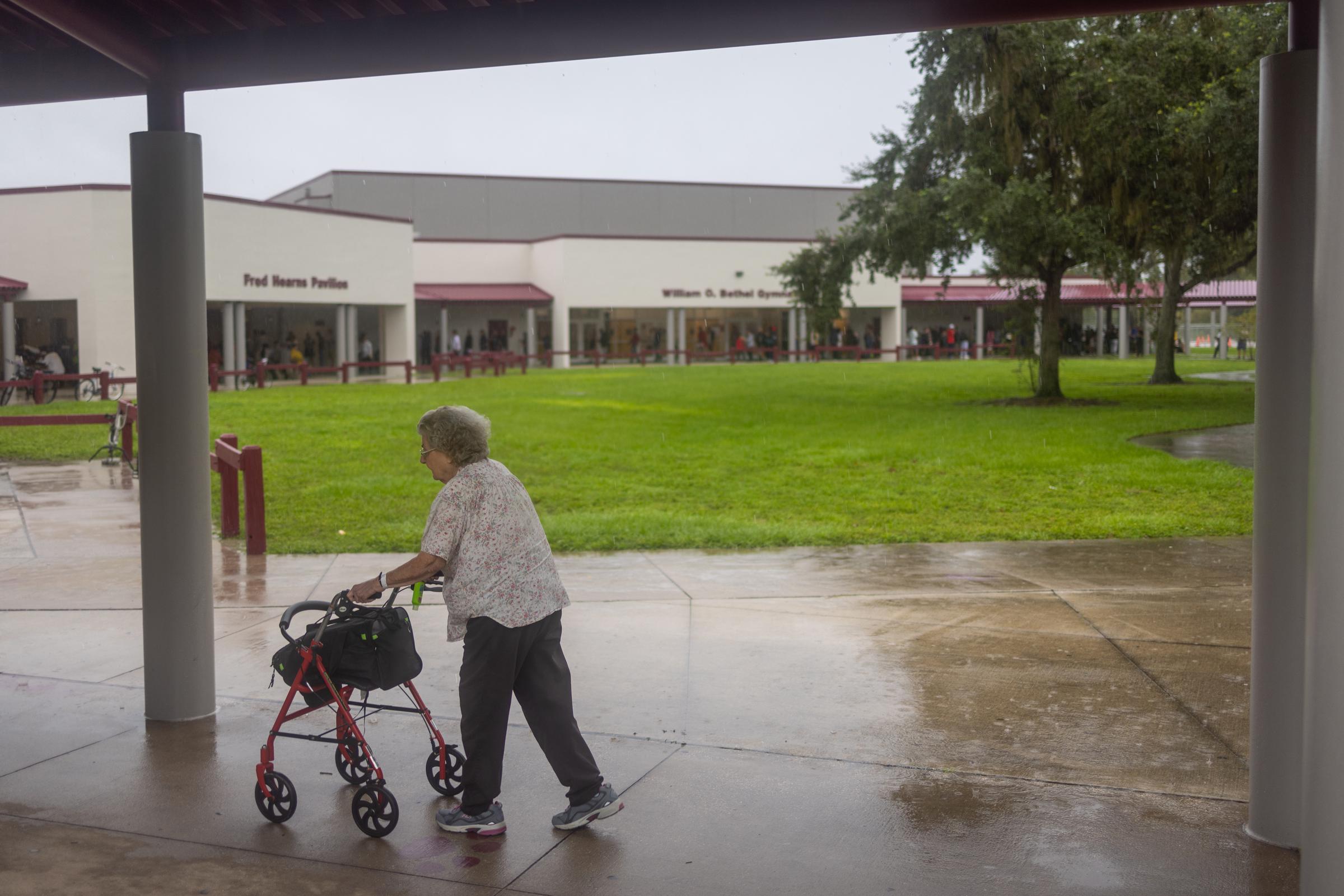 Evakuierte suchen Schutz in der Middleton High School, als sich der Hurrikan Milton am 8. Oktober 2024 in Tampa, Florida, nähert | Quelle: Getty Images