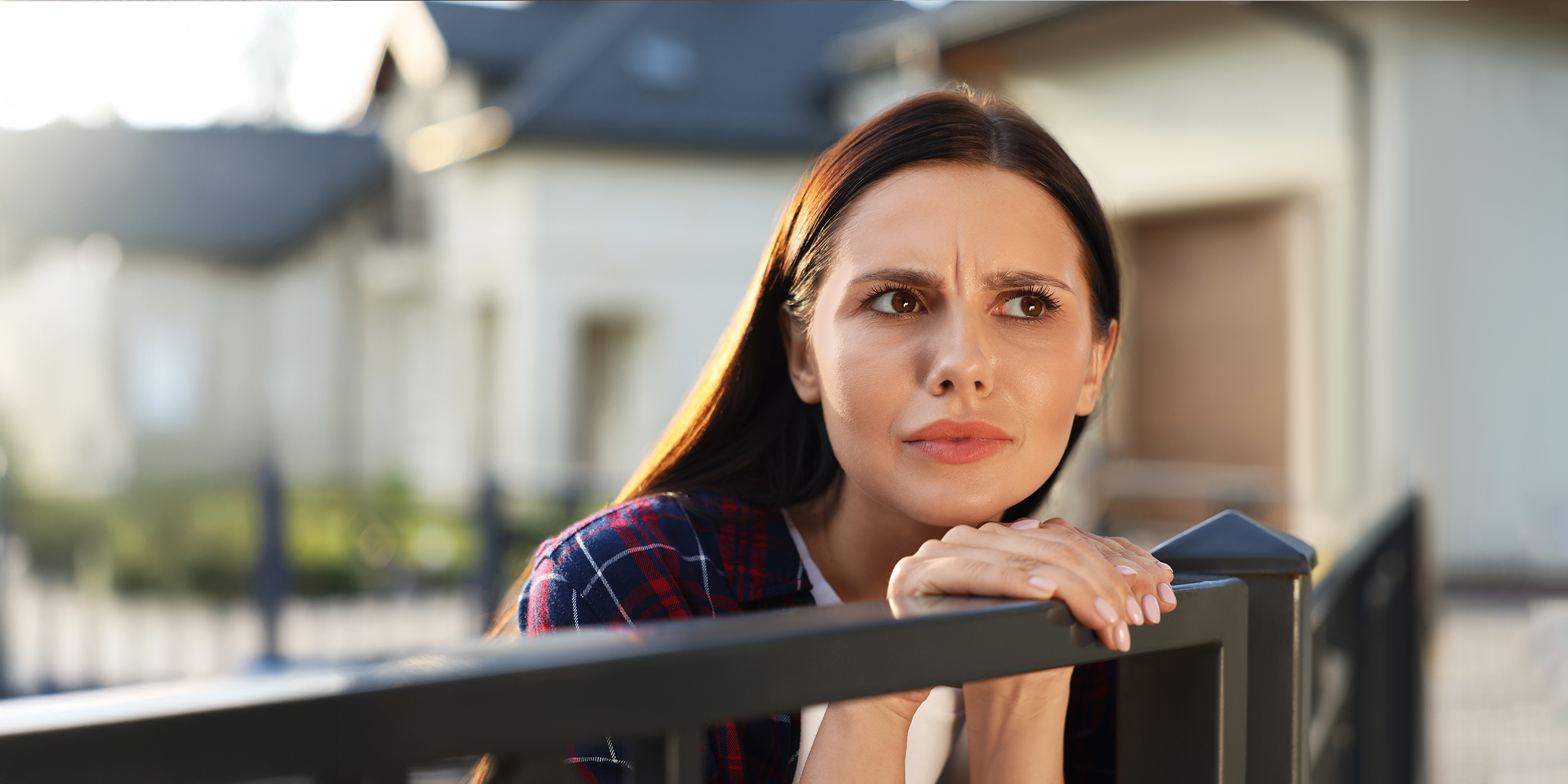 Ungläubige Frau | Quelle: Shutterstock