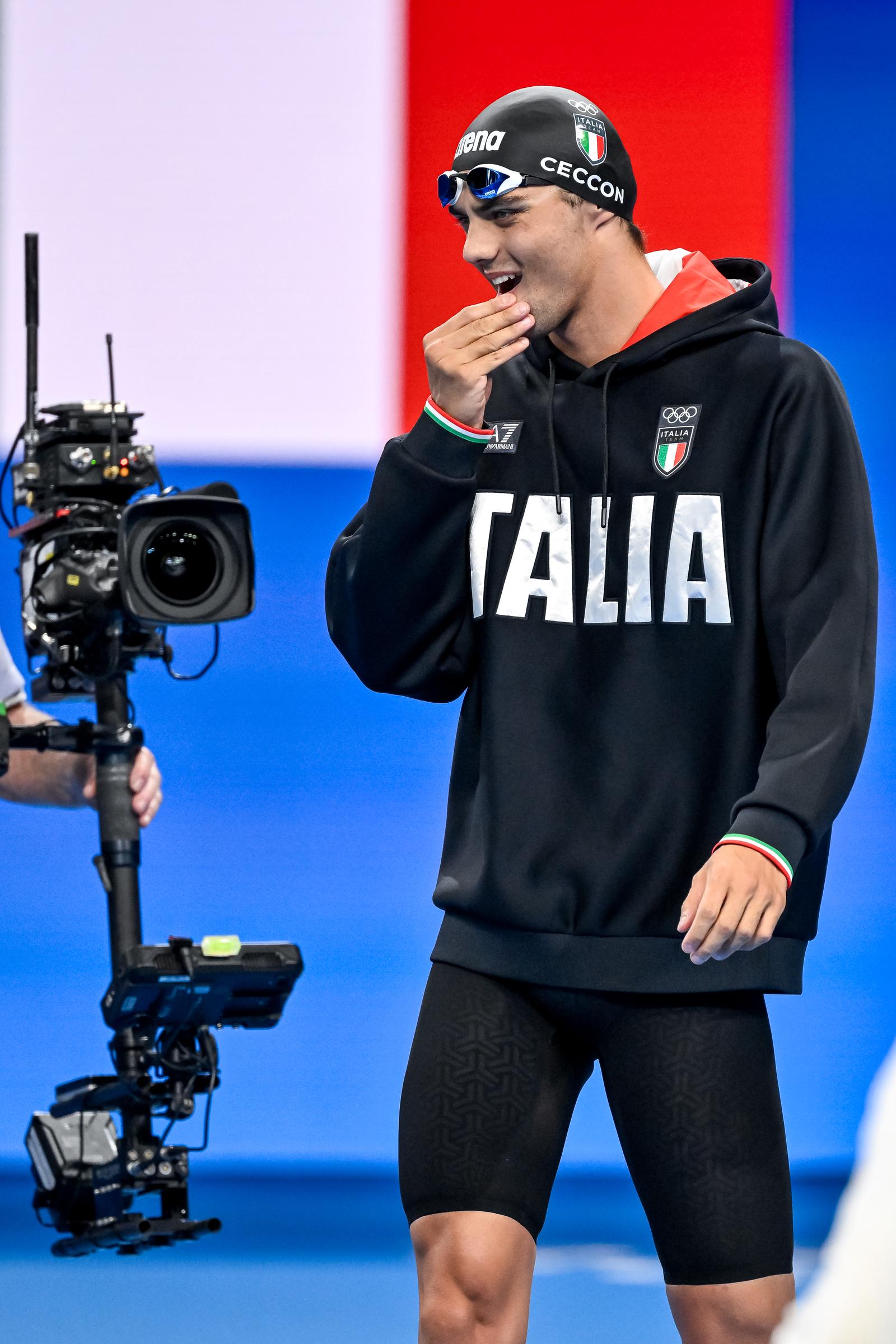 Thomas Ceccon steuert das 100-m-Rückenschwimmen-Finale der Männer bei den Olympischen Spielen 2024 in Paris in der La Defense Arena am 29. Juli 2024 an | Quelle: Getty Images.