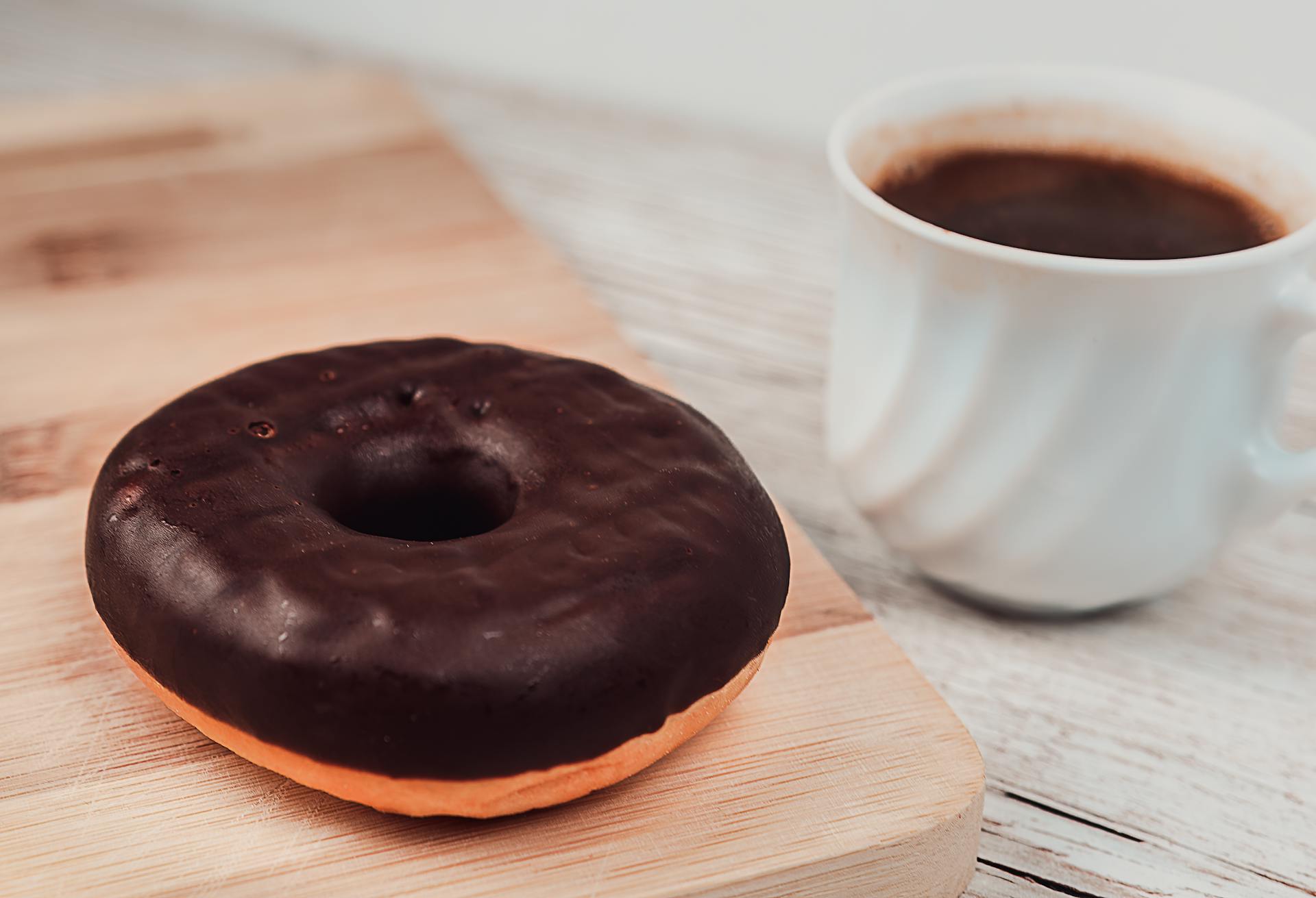 Schokoladendonut und Kaffee | Quelle: Pexels