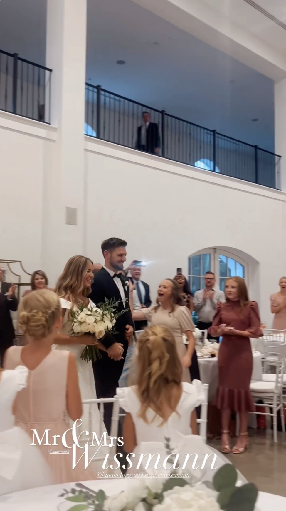 Die Hochzeitsgäste von Jana Duggar und Stephen Wissmann jubeln dem Paar in der Empfangshalle zu, wie in einer Instagram Story im August 2024 geteilt | Quelle: Instagram/alaythia.wissmann