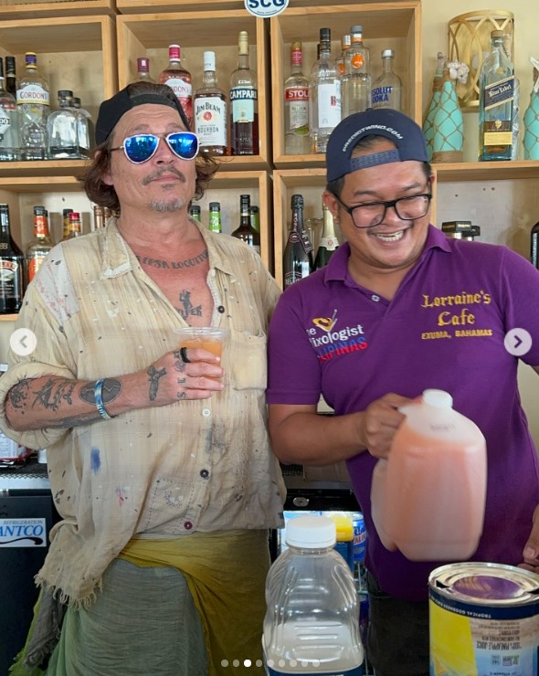 Johnny Depp und @killerbartender in Lorraine's Cafe & High Tide in Exuma, Bahamas, am 30. August 3034 | Quelle: Instagram/killerbartender