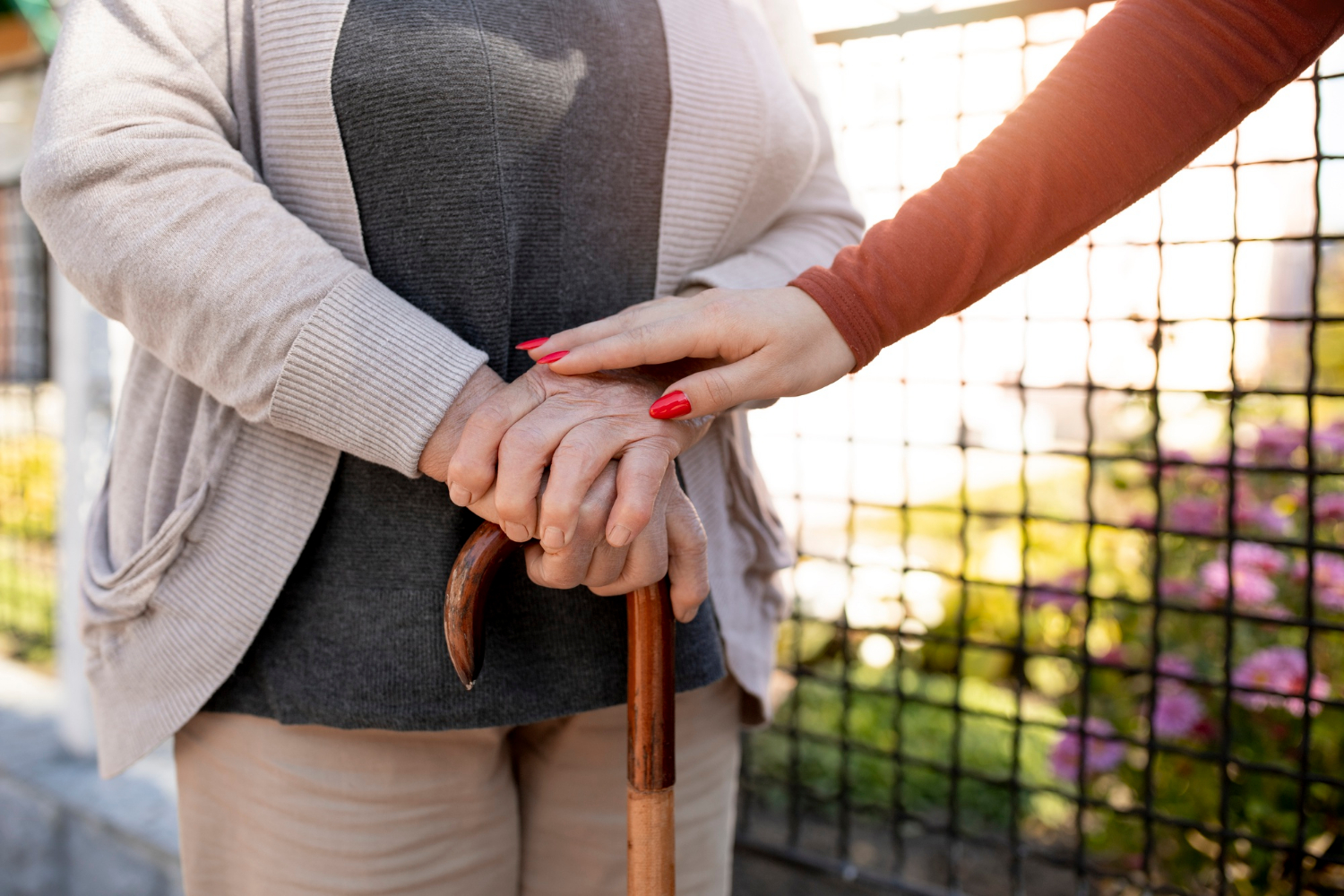 Nahaufnahme einer jungen Frau mit ihrer Großmutter | Quelle: Freepik