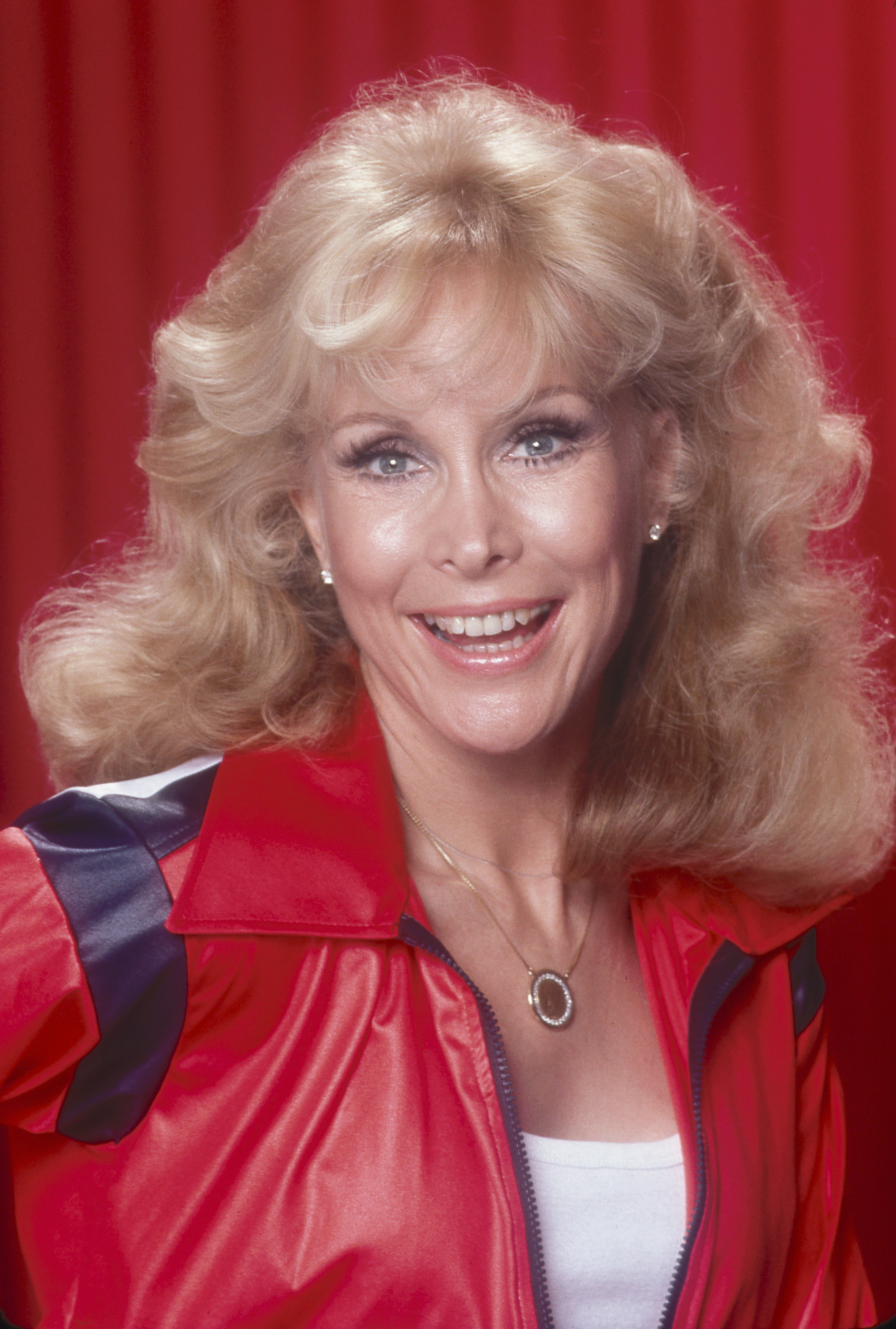 Barbara Eden posiert 1990 in einer roten Jacke und einem weißen Top in Los Angeles, Kalifornien. | Quelle: Getty Images