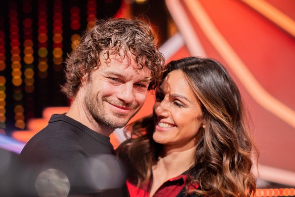 Nazan Eckes, Moderatorin, und ihr Mann Julian Khol sind in der RTL-Tanzshow Let's Dance im Coloneum | Quelle: Getty Images