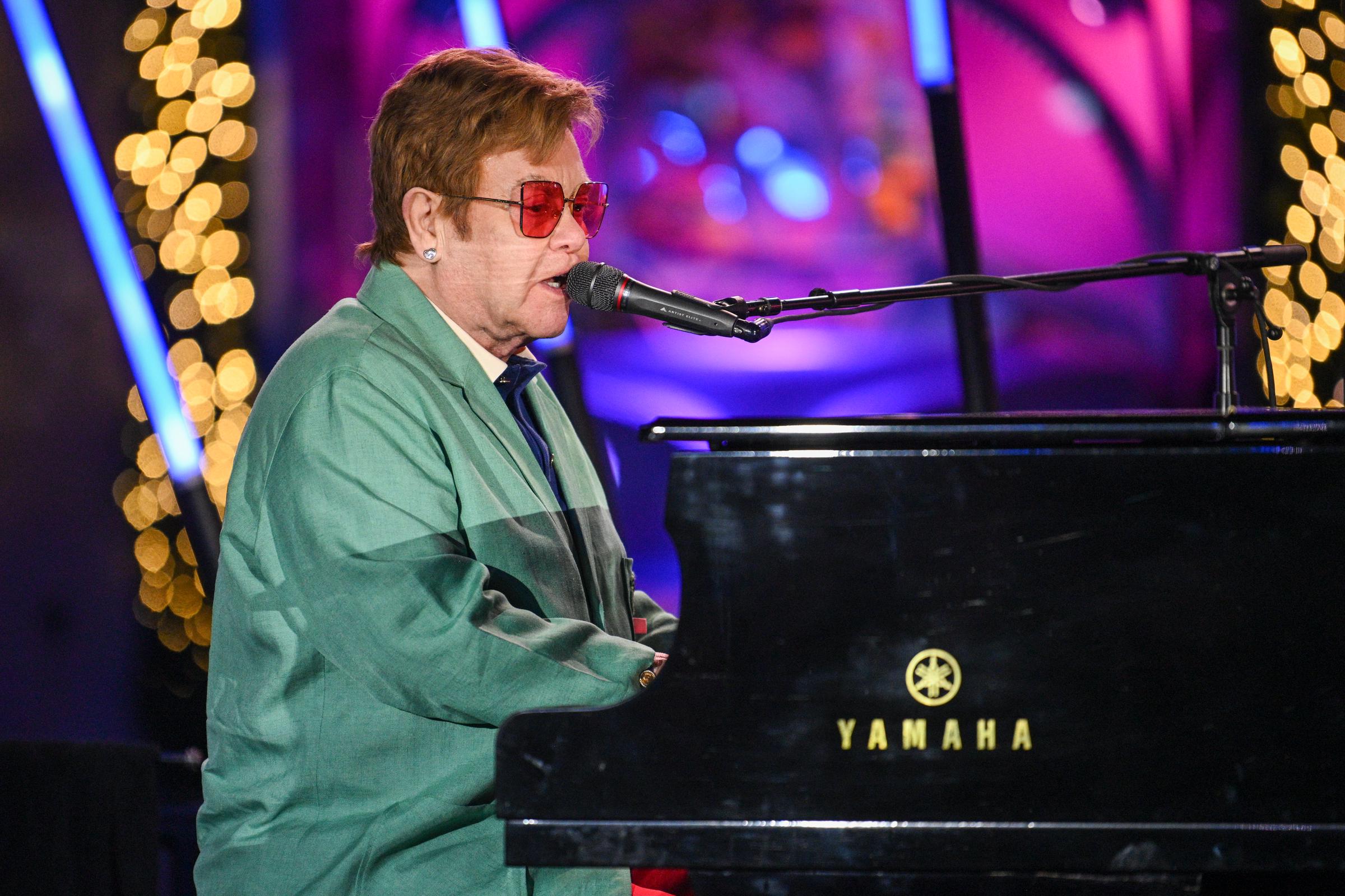 Elton John tritt bei der Eröffnungszeremonie der Holiday Windows and Light Show von Saks Fifth Avenue in New York City auf, am 22. November 2022 | Quelle: Getty Images