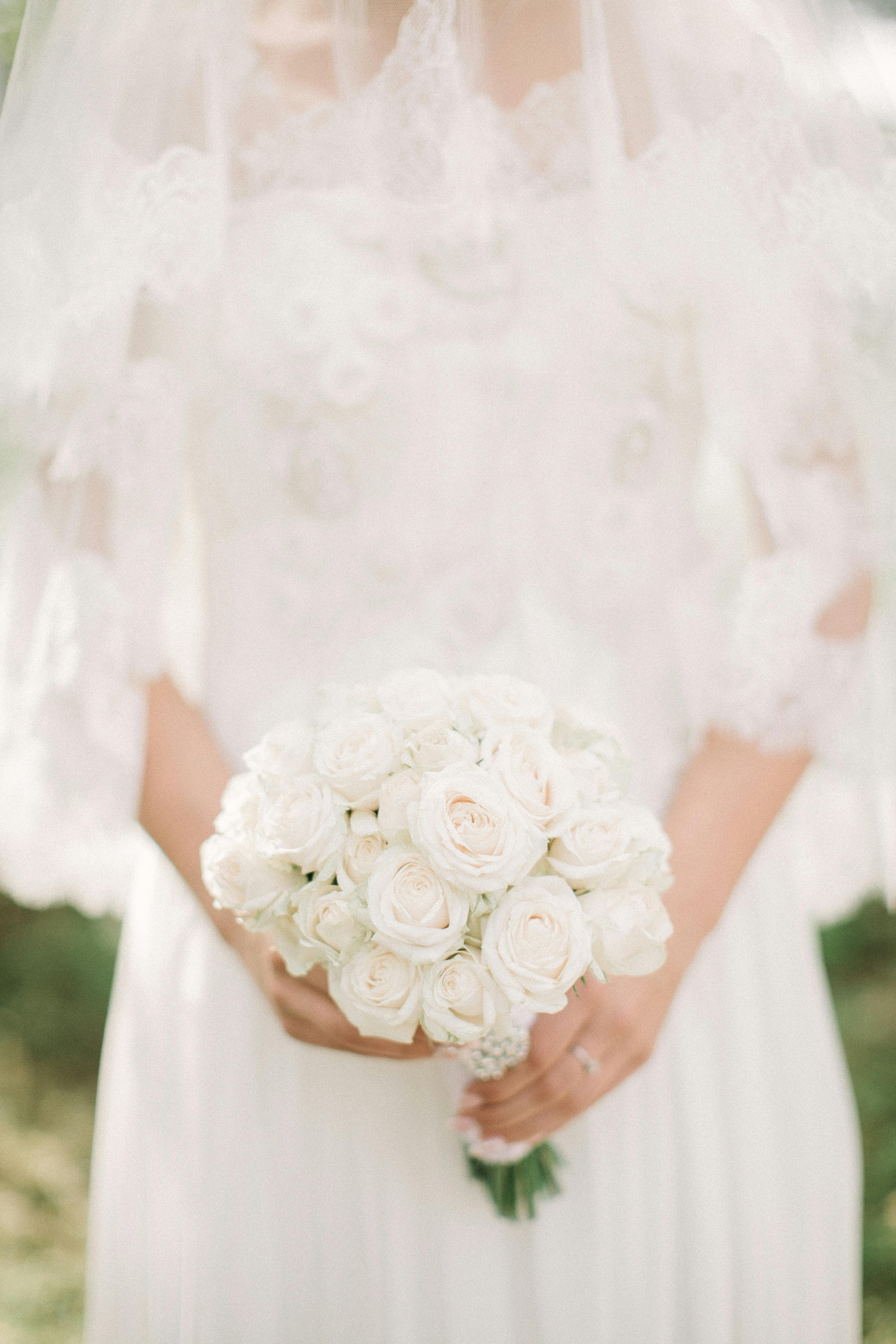 Eine Braut mit weißen Blumen | Quelle: Pexels