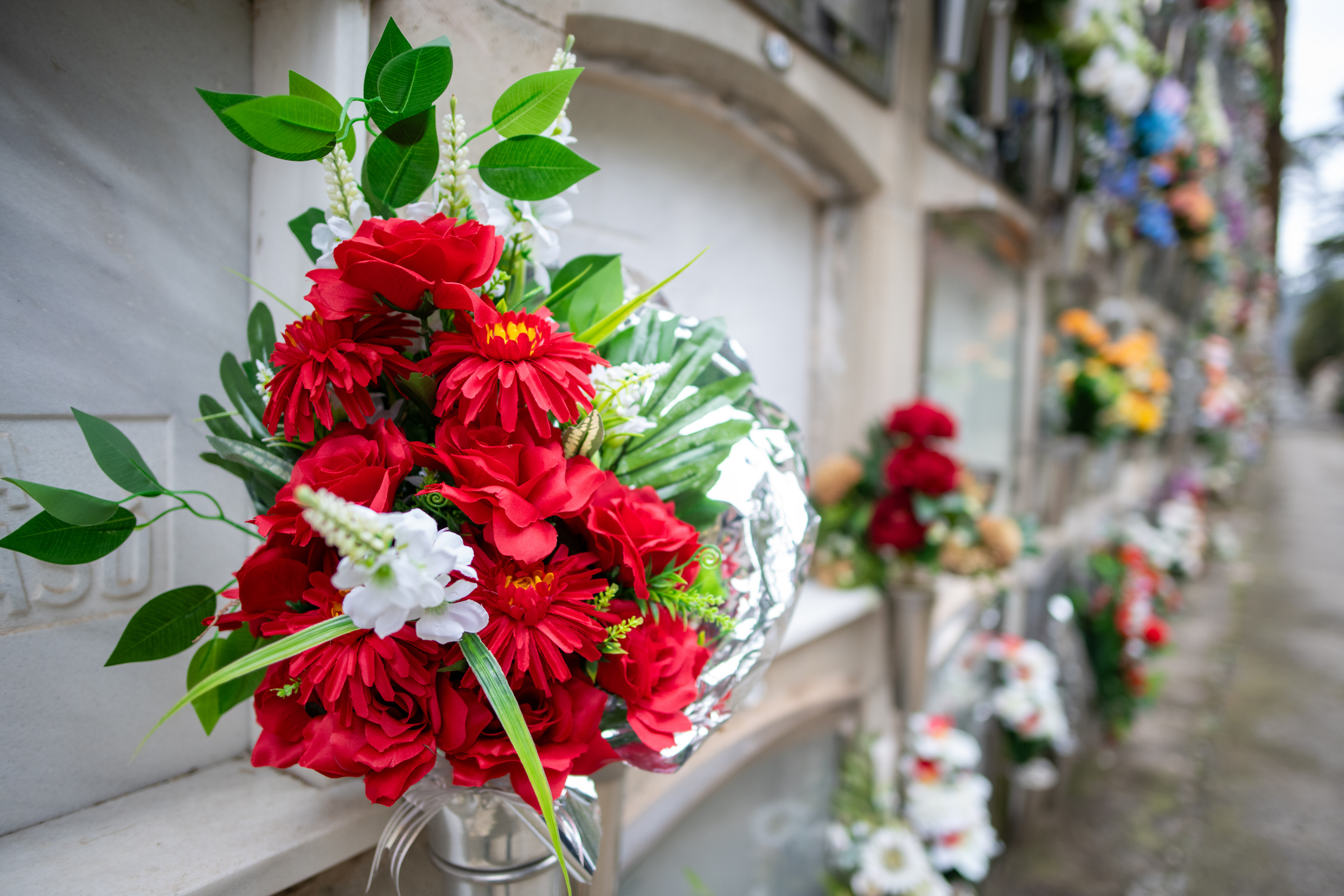 Perspektivische Ansicht der Nischenstraße eines großen Friedhofs | Quelle: Getty Images