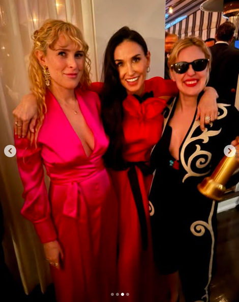 Demi Moore posiert mit Rumer und Tallulah Willis | Quelle: Instagram/rumerwillis