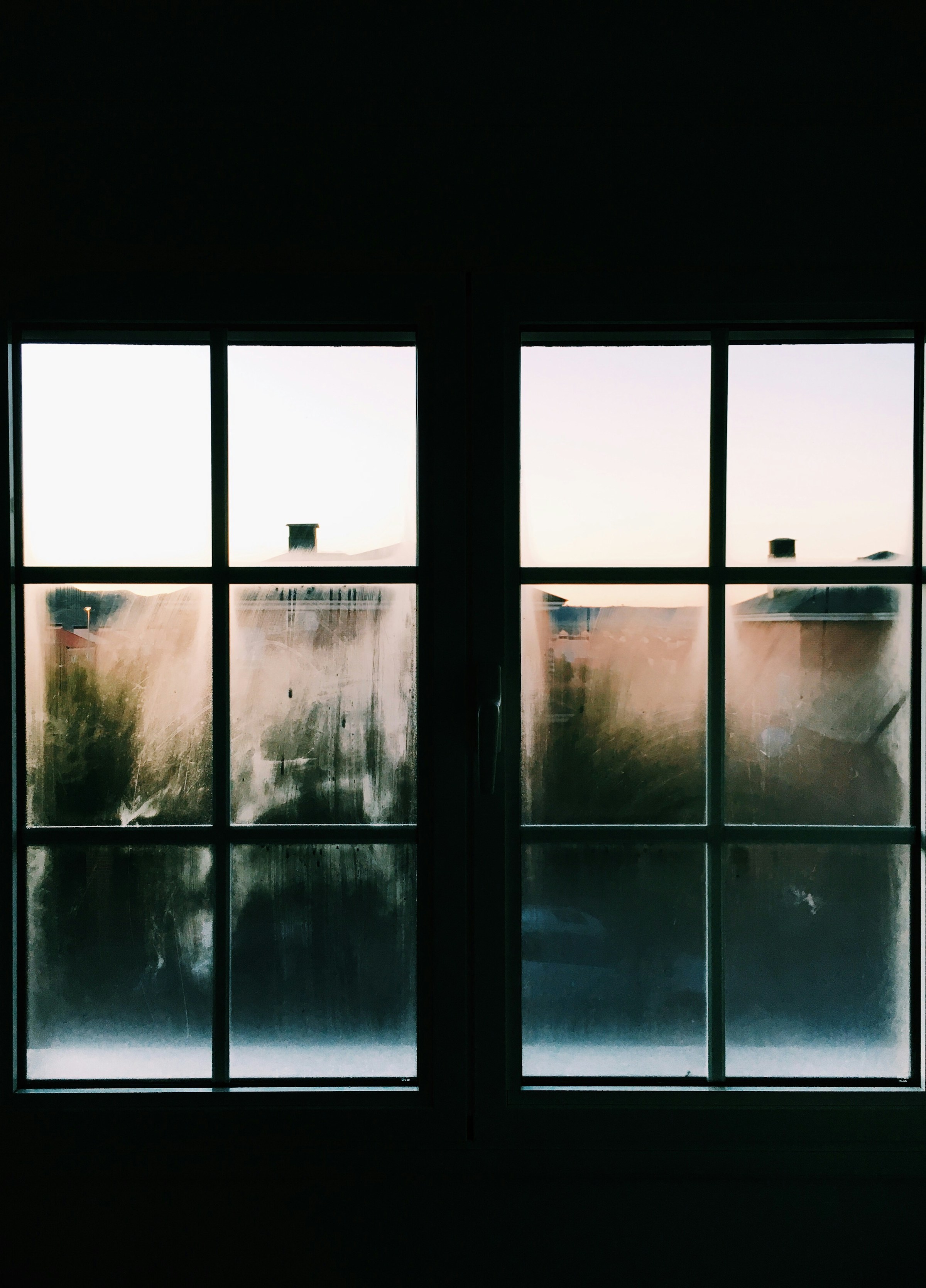 Nahaufnahme eines Fensters in einem Raum | Quelle: Unsplash