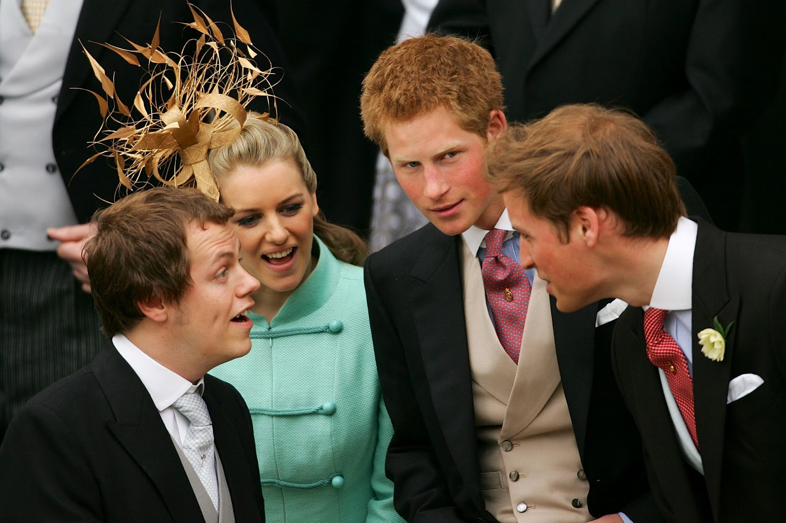 Tom Parker Bowles, Laura Lopes, Prinz Harry und Prinz William teilen einen heiteren Moment am 9. April 2005 | Quelle: Getty Images