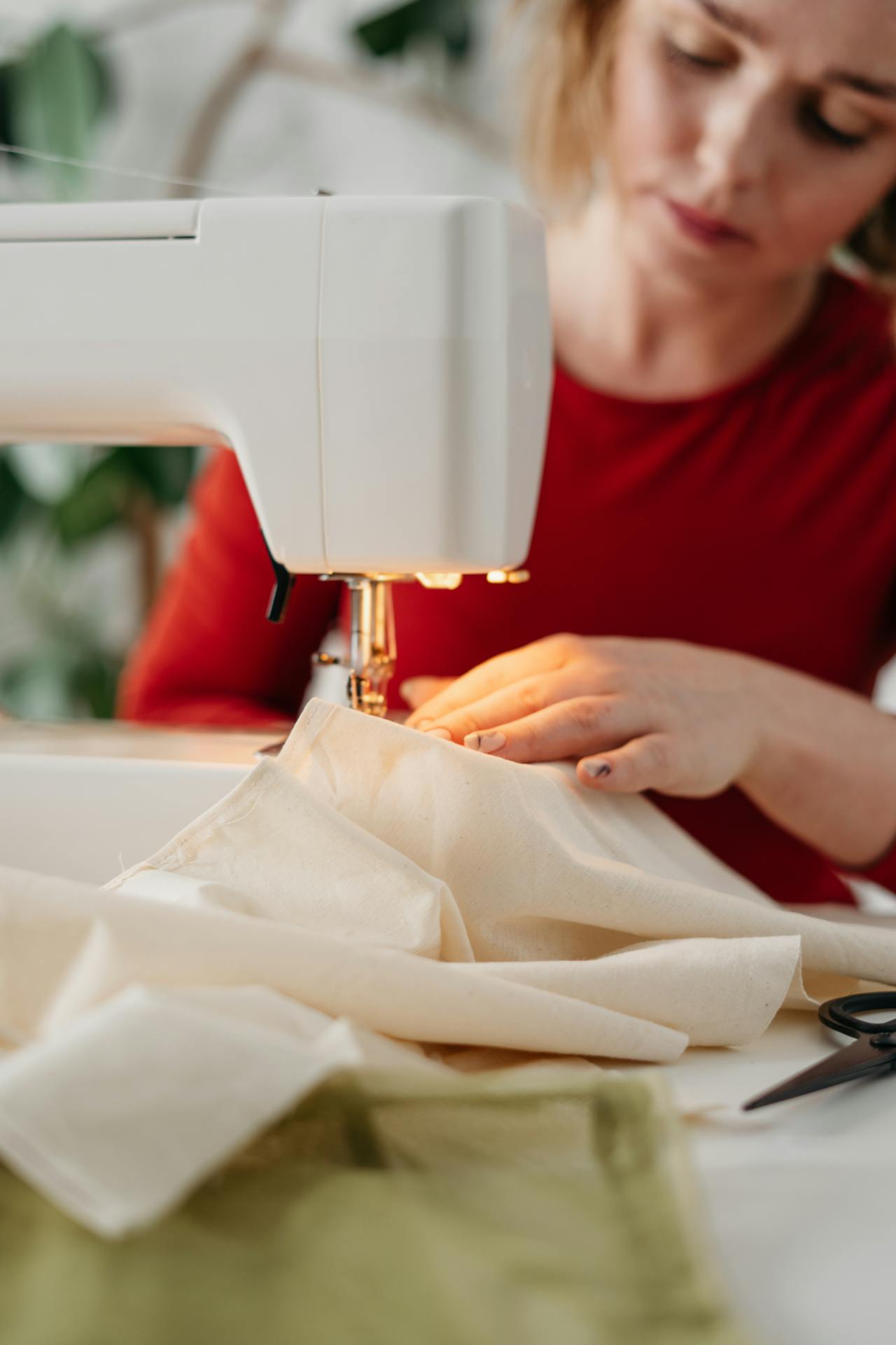 Eine Frau näht ein Kleid mit einer Nähmaschine | Quelle: Pexels