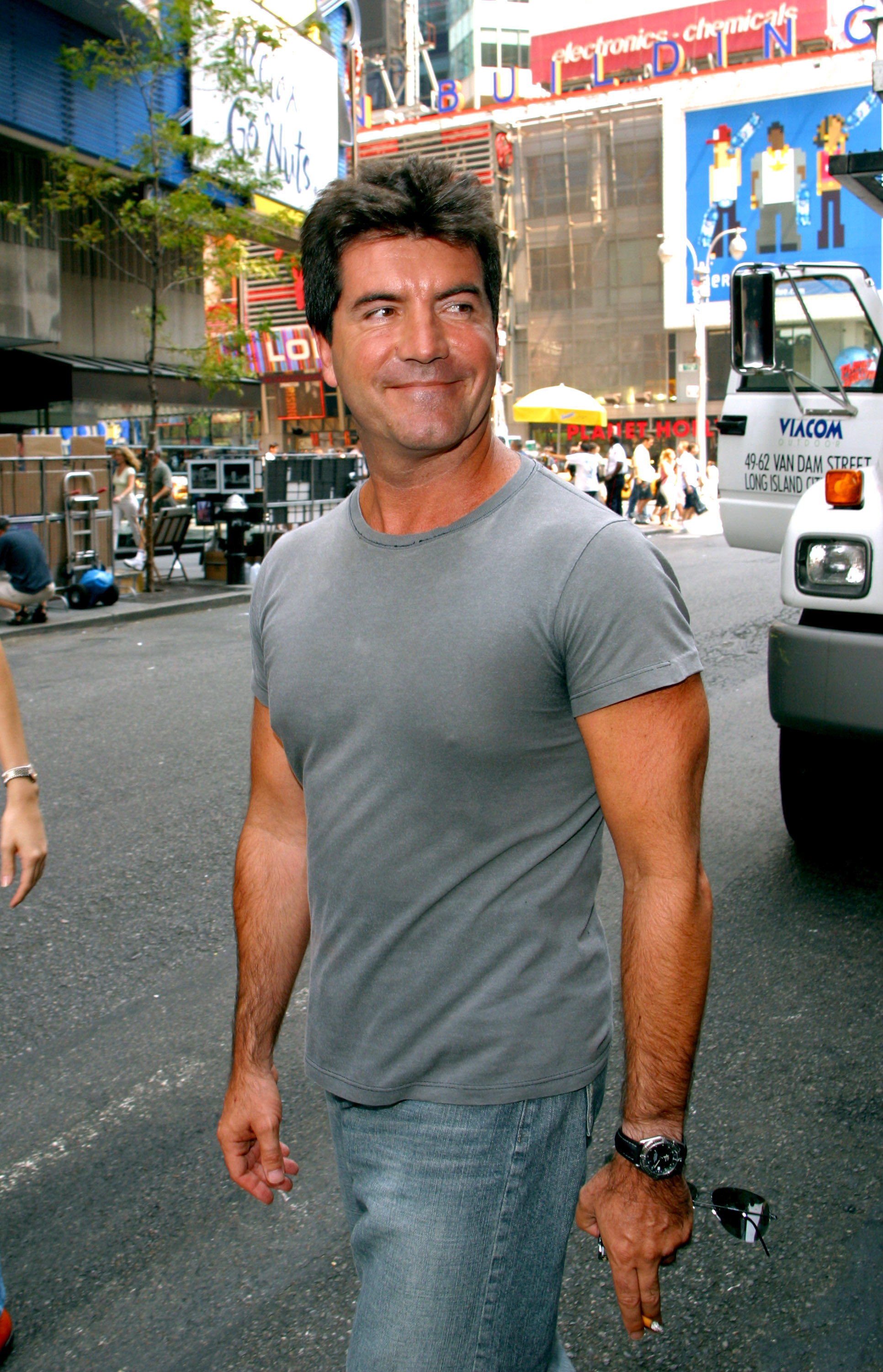 Simon Cowell am Times Square in New York City, am 18. August 2002 | Quelle: Getty Images