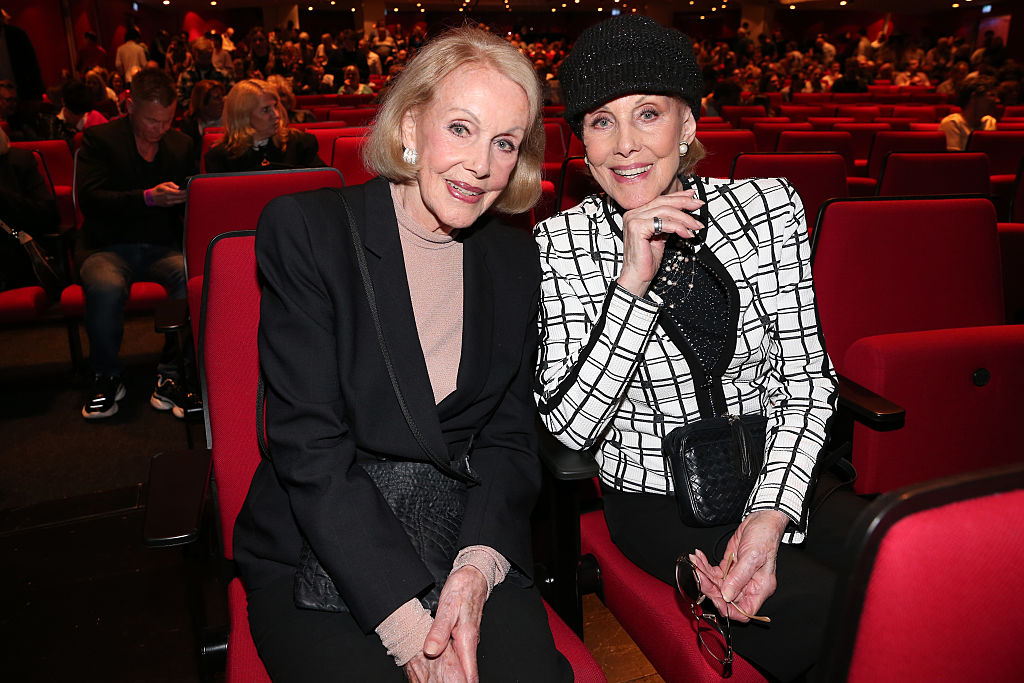 Ellen Kessler und Alice Kessler bei der Premiere von „Mord im Orient-Express“ im Deutschen Theater am 23. April 2025 in München | Quelle: Getty Images