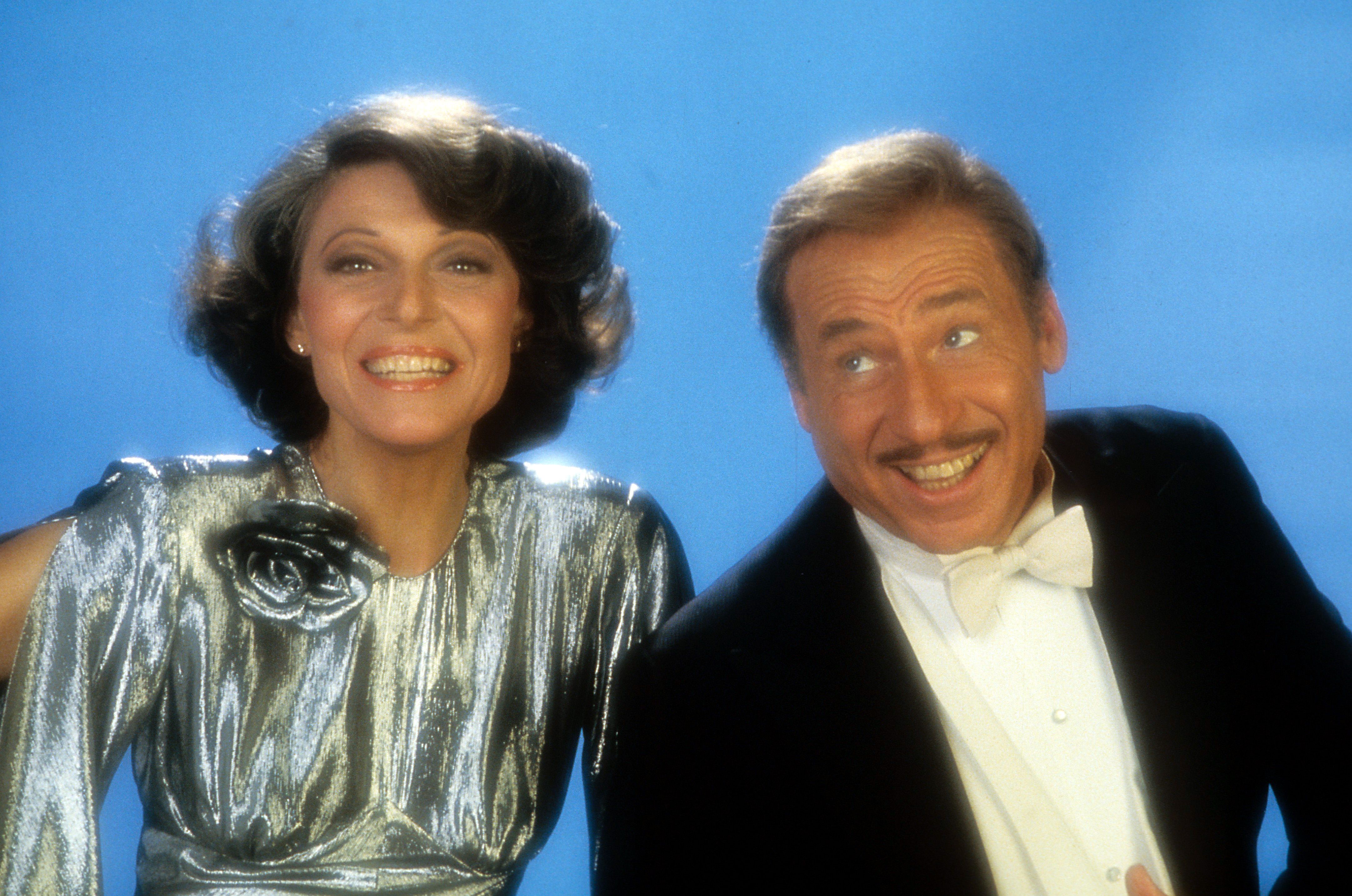 Anne Bancroft und Mel Brooks lächeln für ein Werbefoto im Jahr 1983. | Quelle: Getty Images