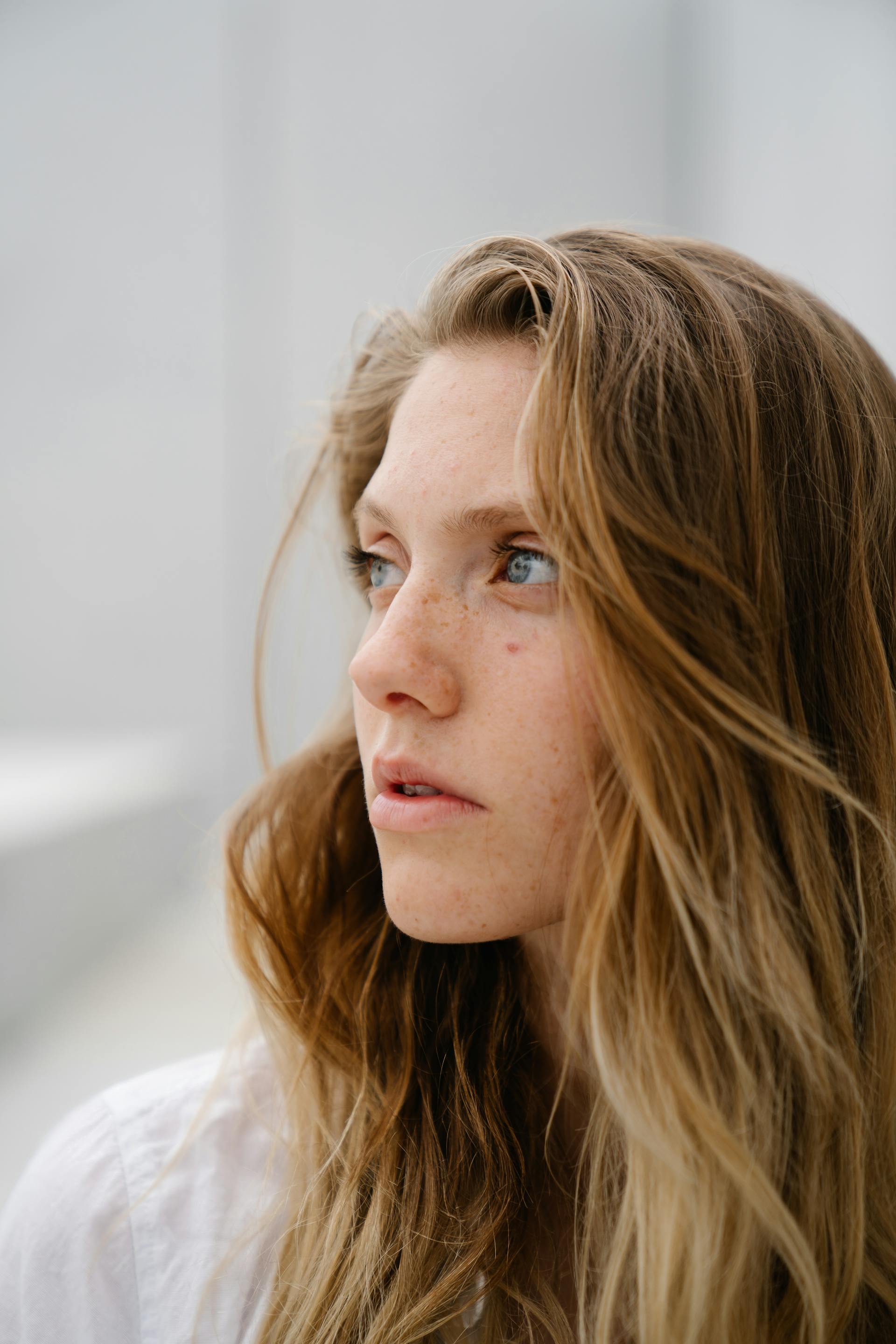 Eine Frau, die jemanden anschaut | Quelle: Pexels